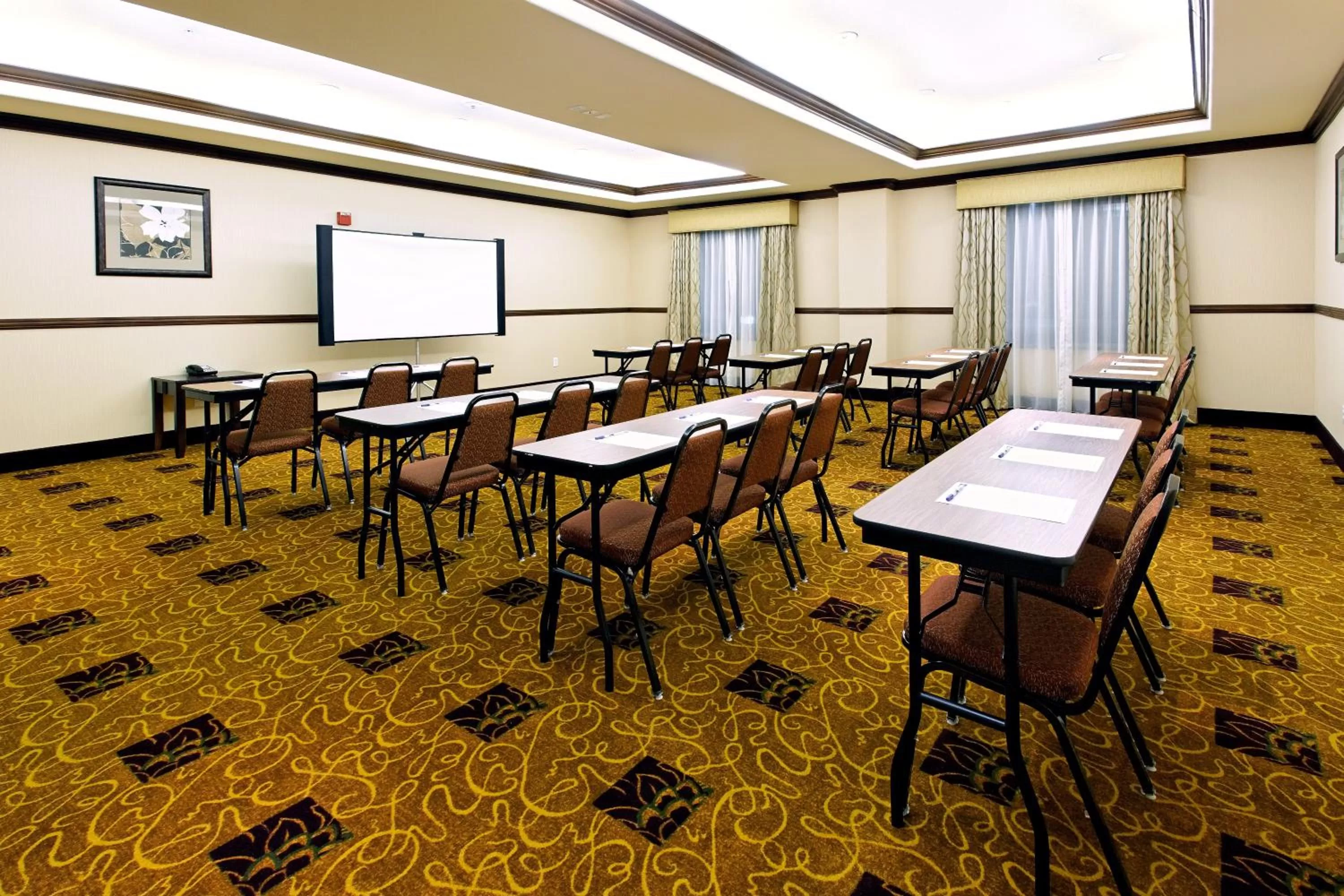 Meeting/conference room in Holiday Inn Express Fresno Northwest - Herndon by IHG