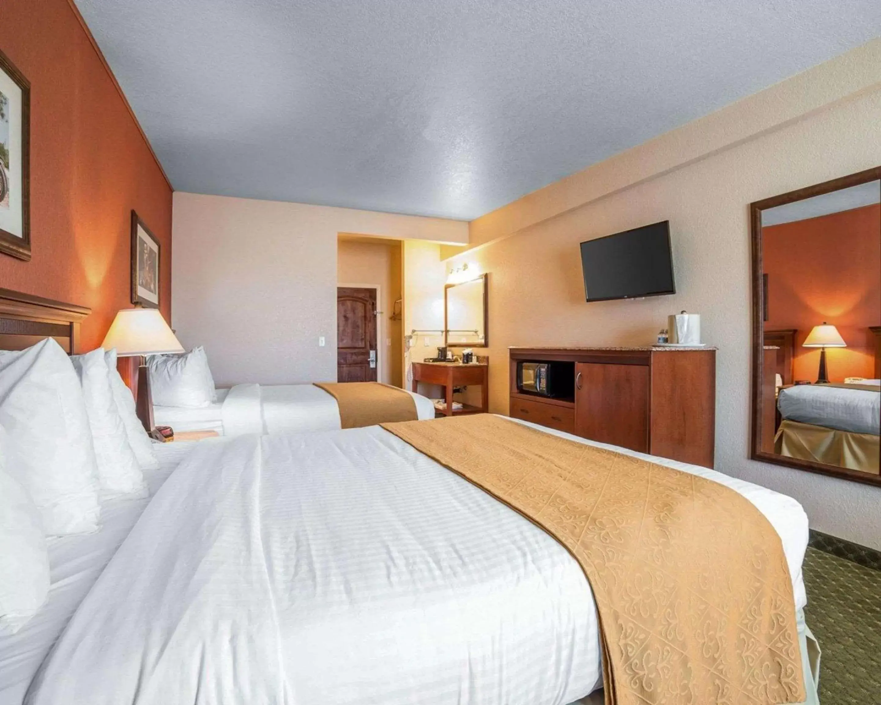 Photo of the whole room, Bed in Quality Inn Winnemucca- Model T Casino