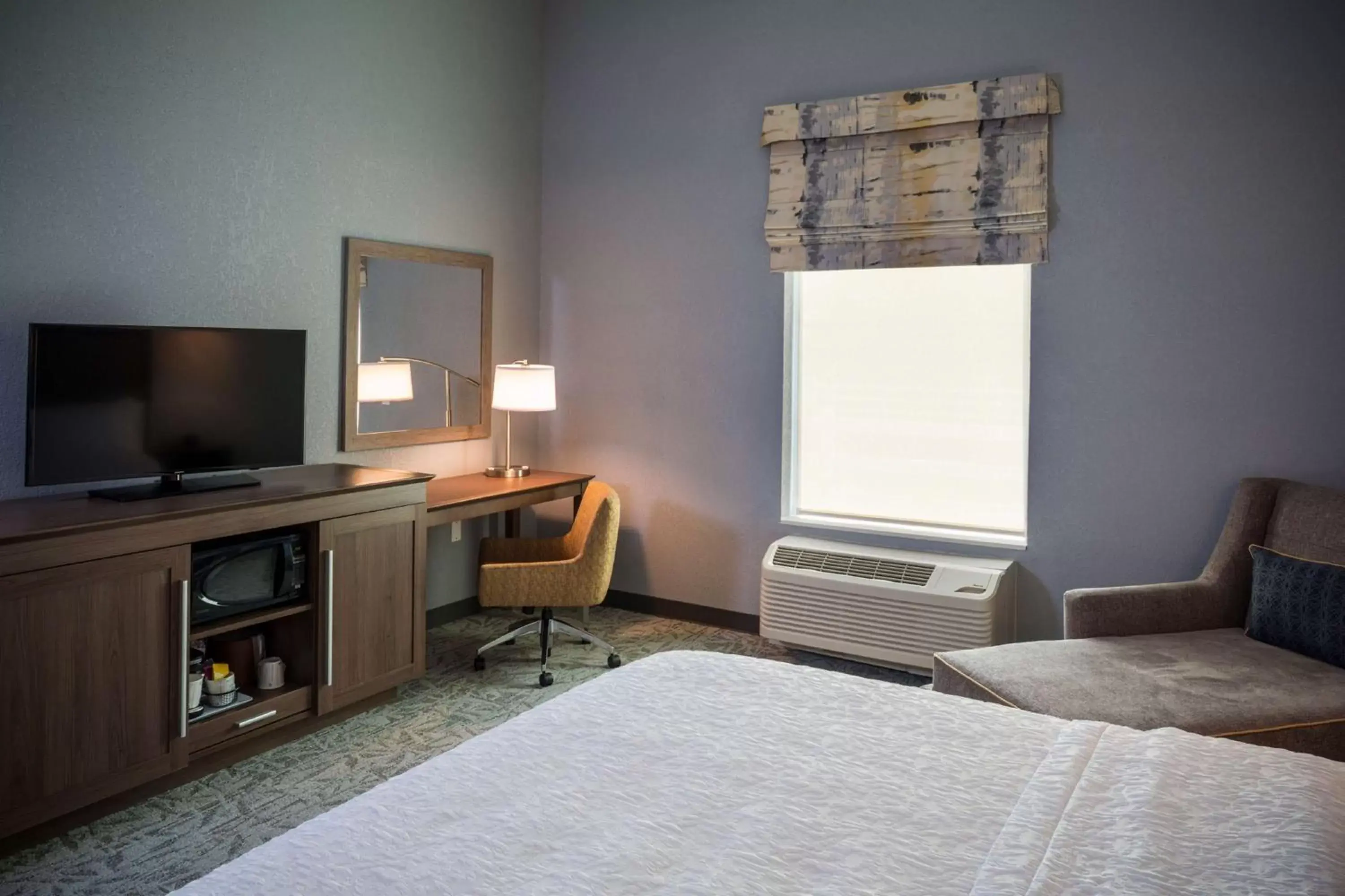 Bedroom, TV/Entertainment Center in Hampton Inn Atlantic City/Absecon, NJ