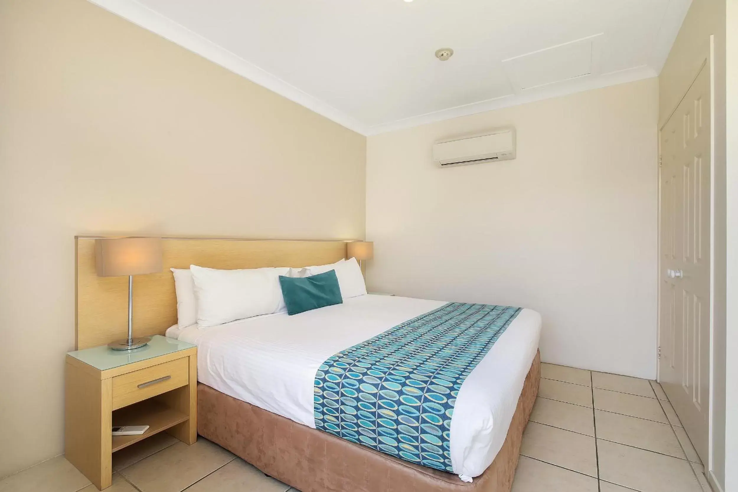 Bedroom, Bed in Terrigal Sails Serviced Apartments