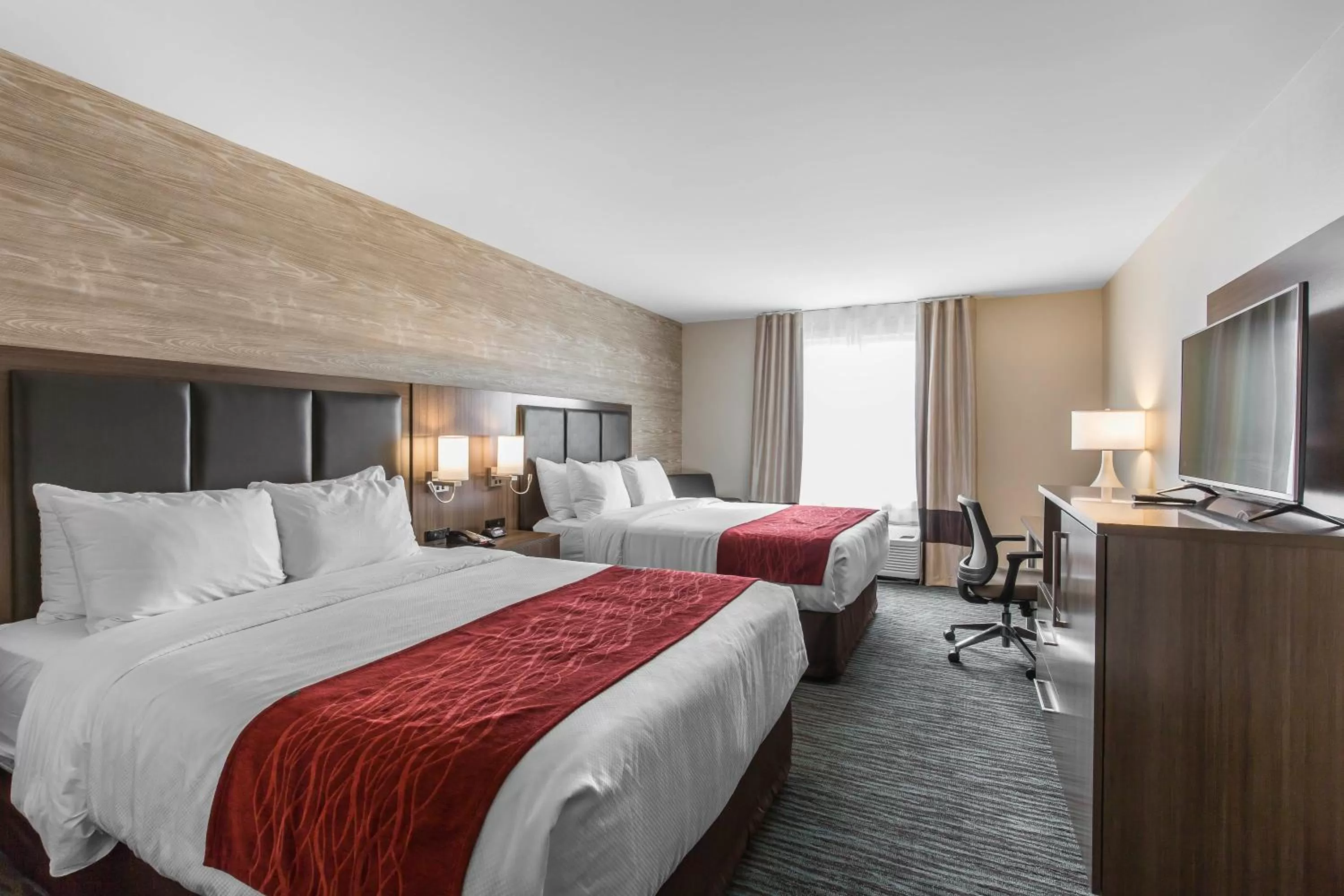 Queen Room with Two Queen Beds and Bath Tub in Comfort Inn & Suites Airport North