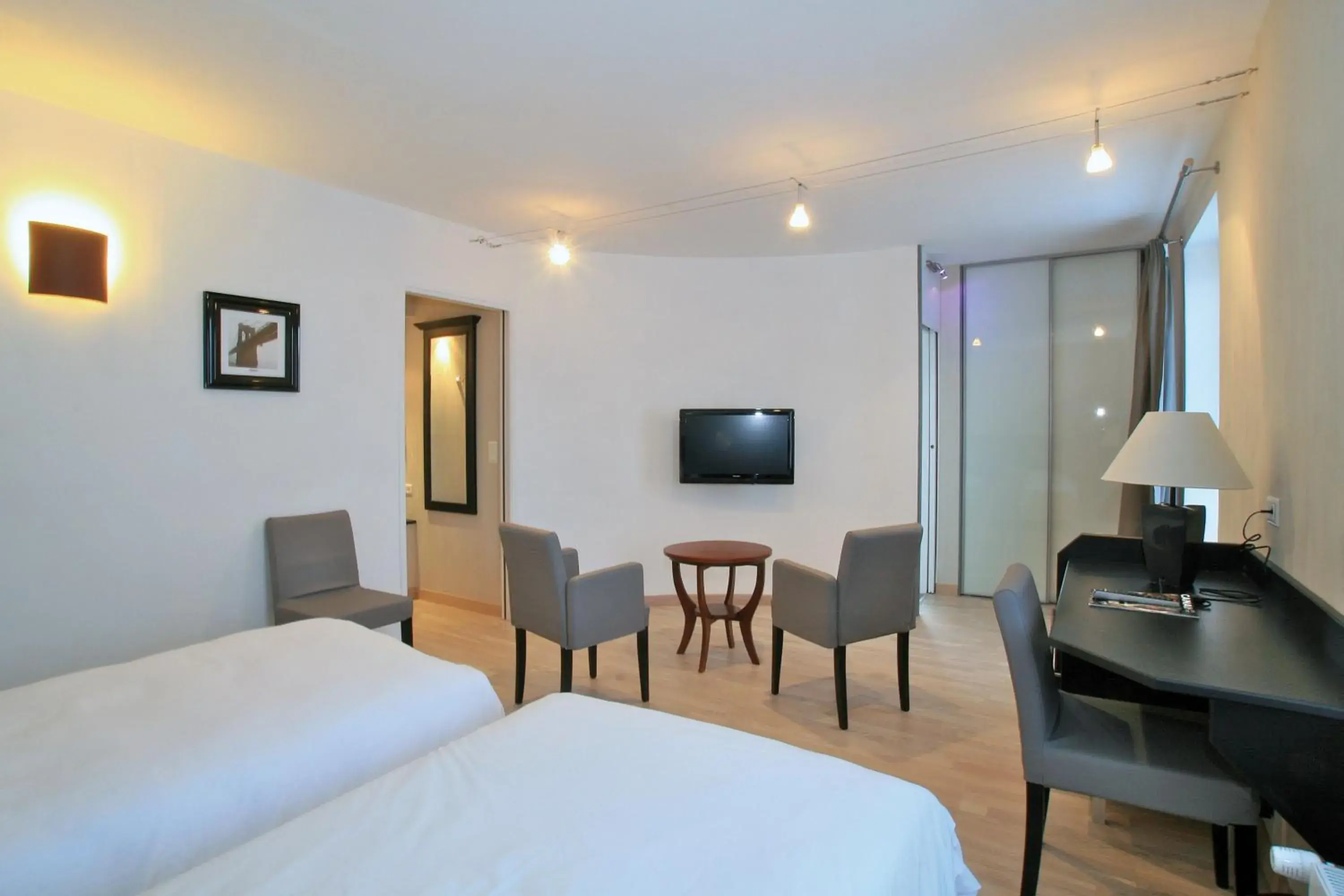 Superior Twin Room in Logis Hotel Restaurant Spa Beau Site Superior Twin Room in Logis Hotel Restaurant Spa Beau Site