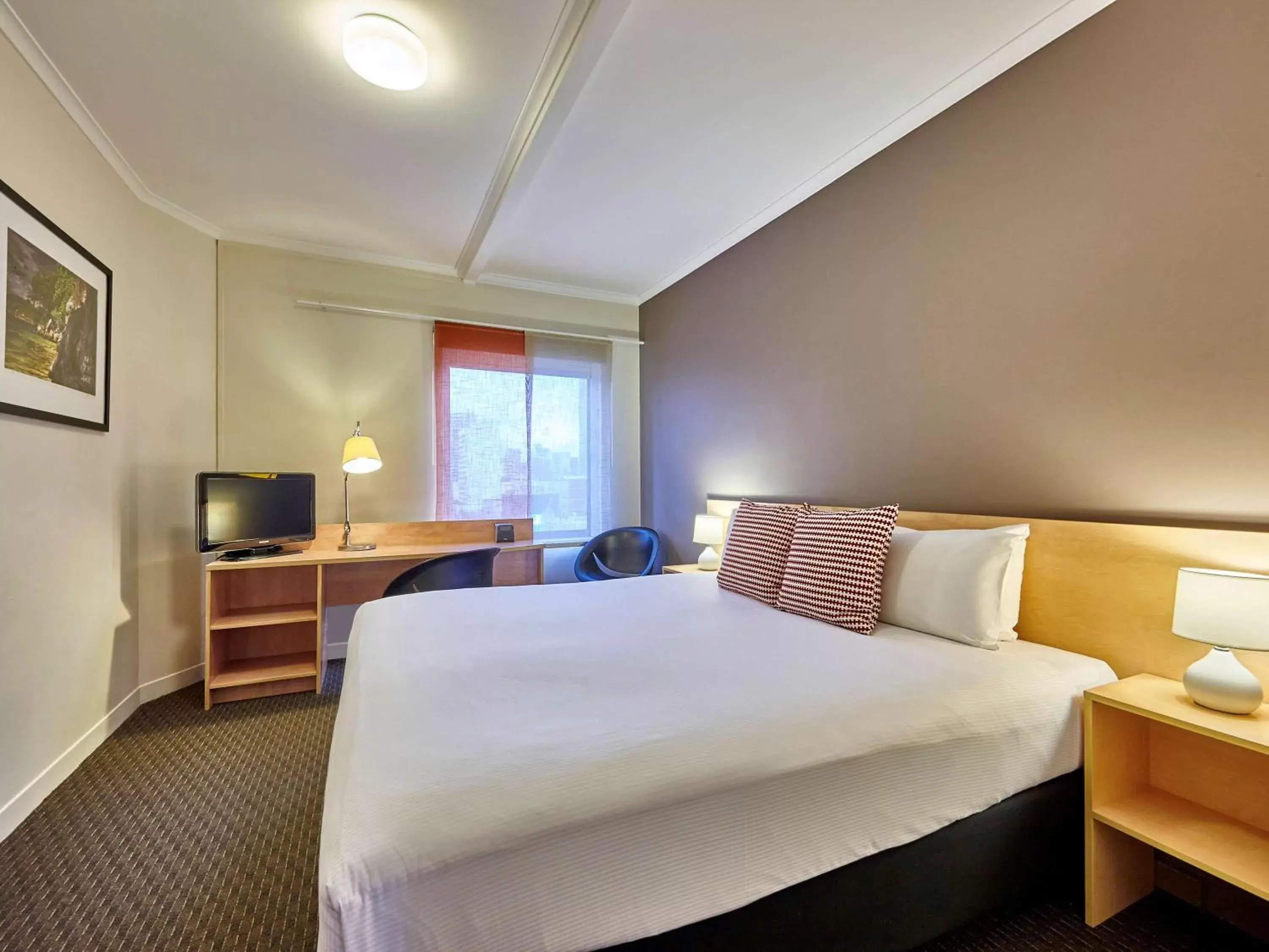 Photo of the whole room, Bed in ibis Perth