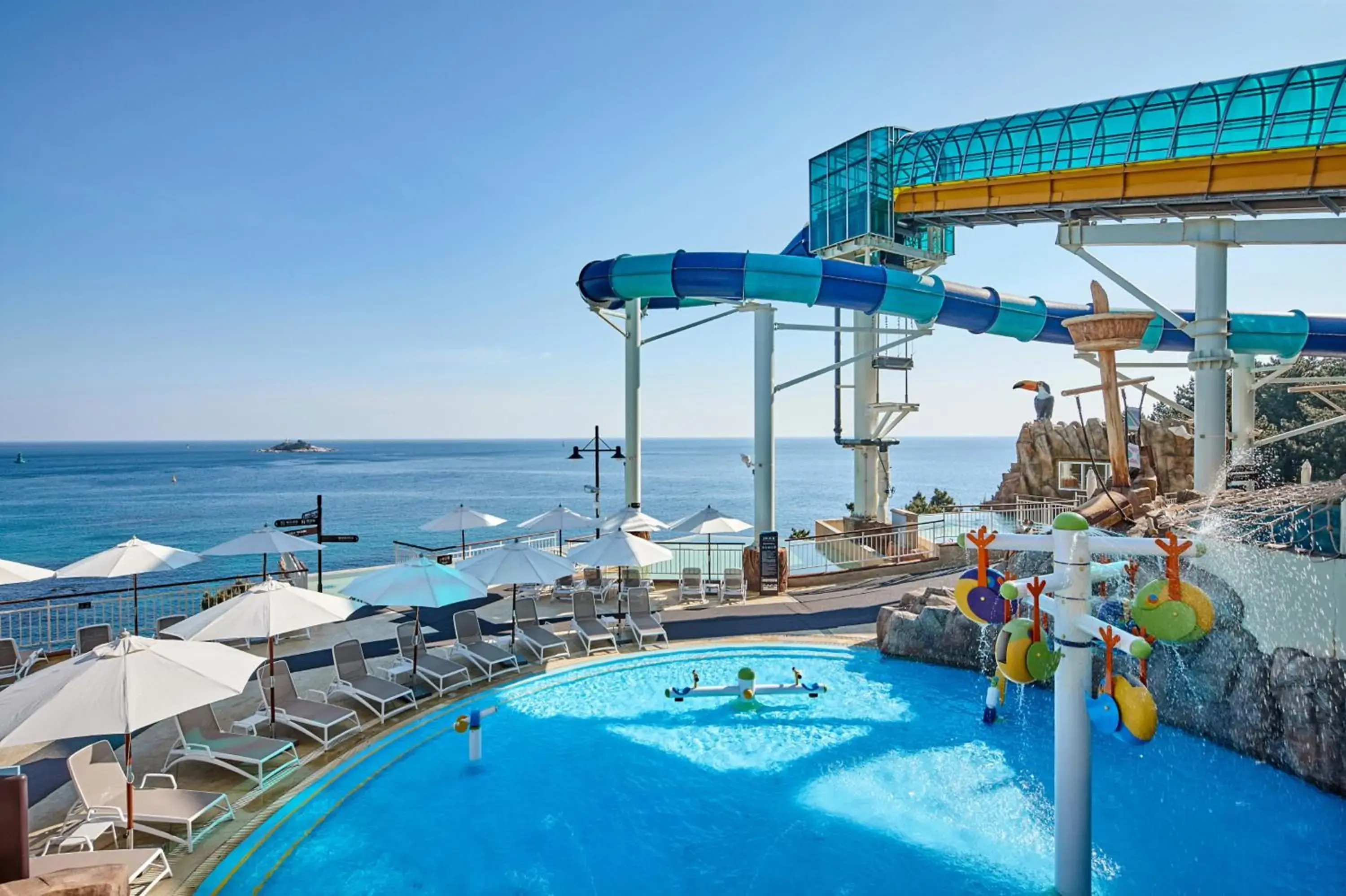 Swimming Pool in Lotte Resort Sokcho