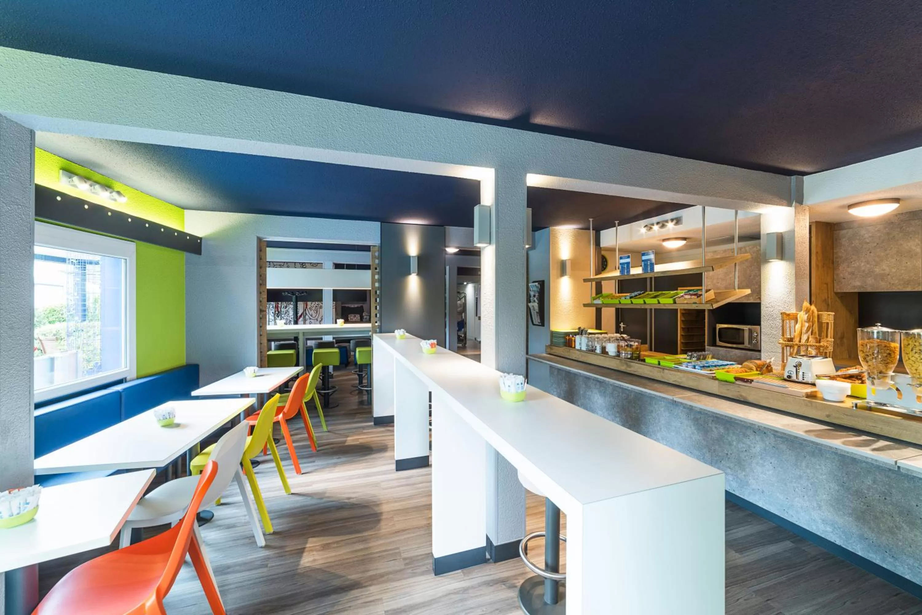 Dining area in Ibis budget Rouen Petit Quevilly