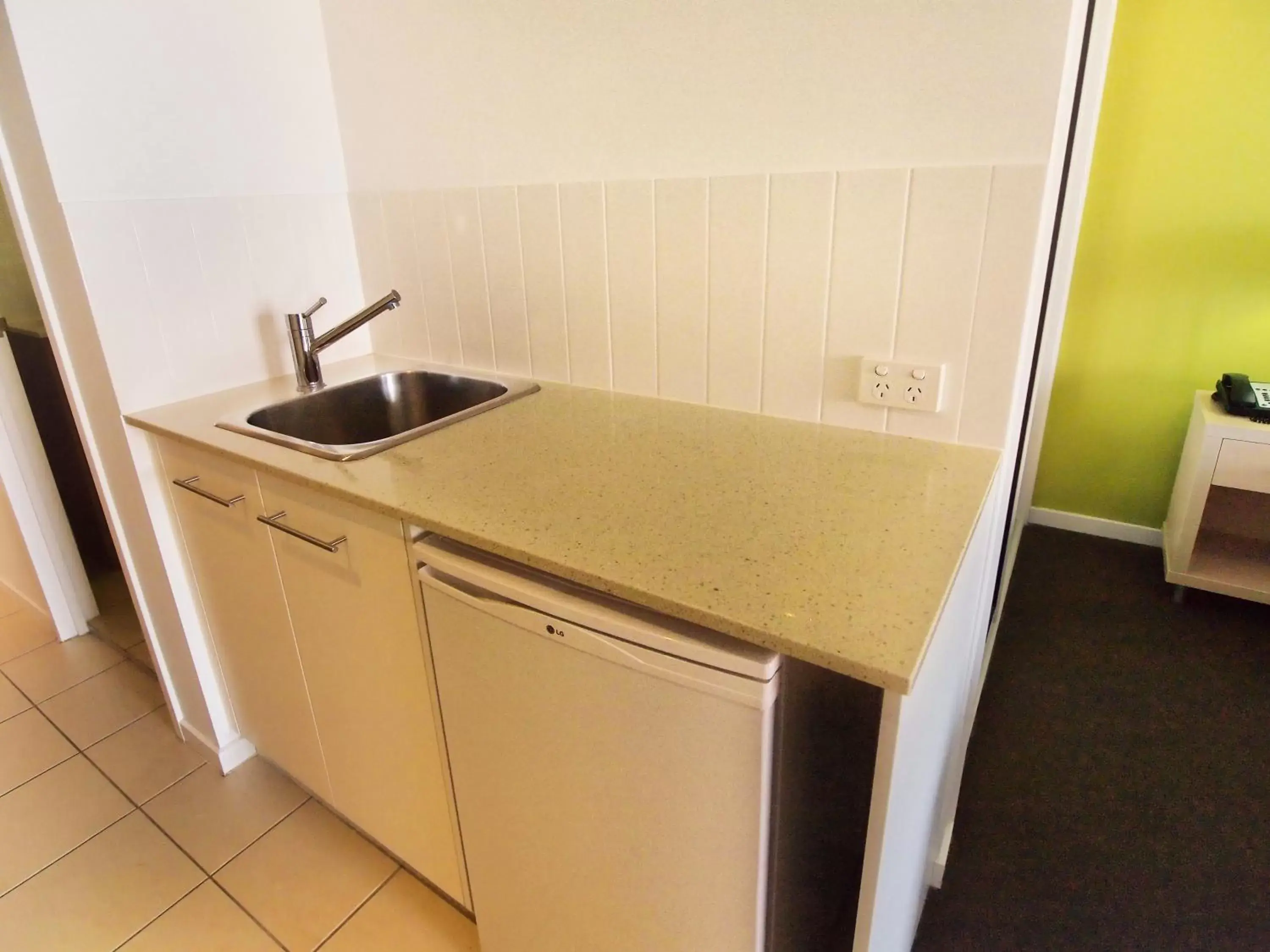 Kitchen or kitchenette, Kitchen/Kitchenette in Oaks Townsville Gateway Suites