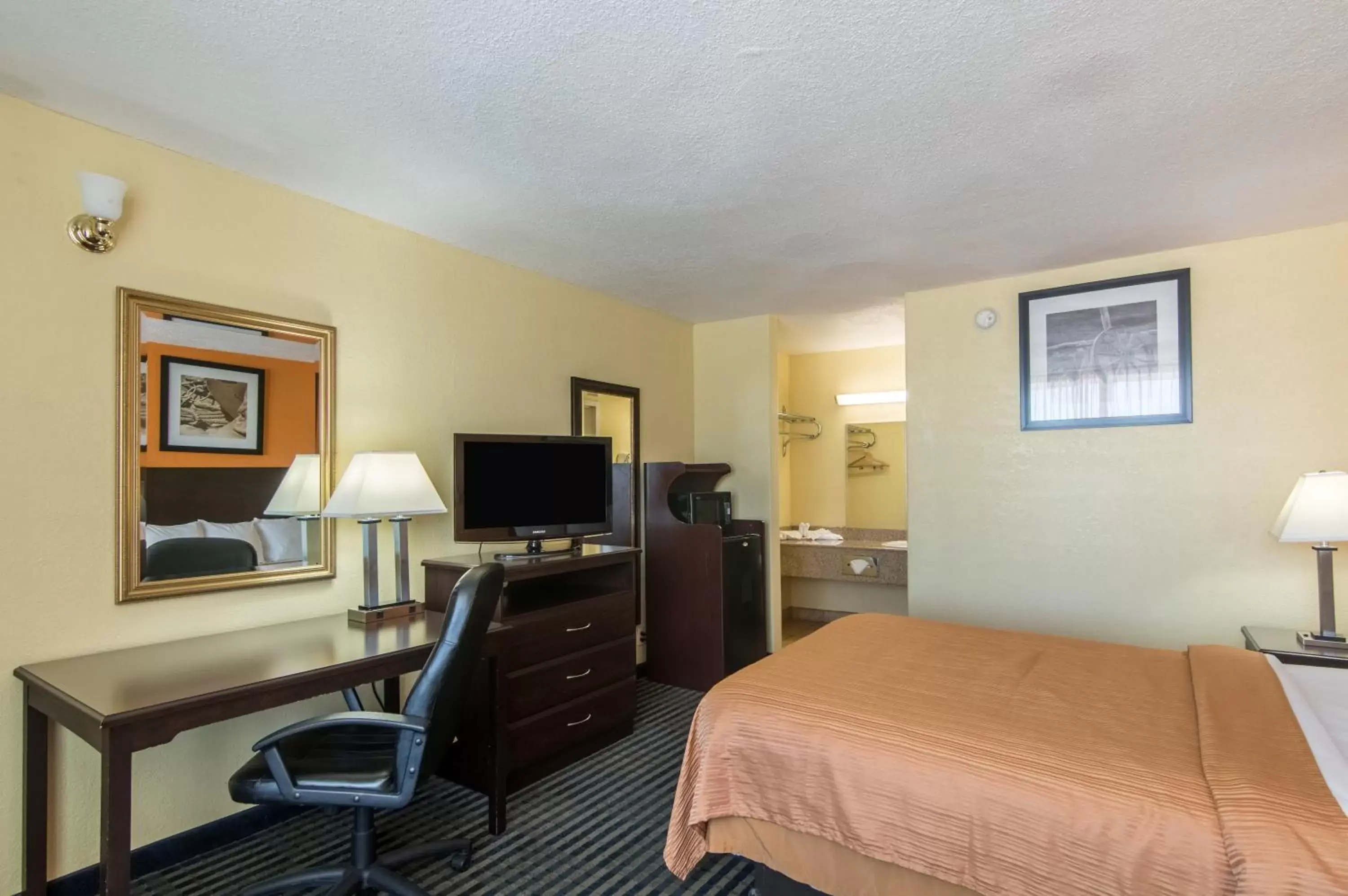 Bedroom, TV/Entertainment Center in Motel 6-Liberal, KS