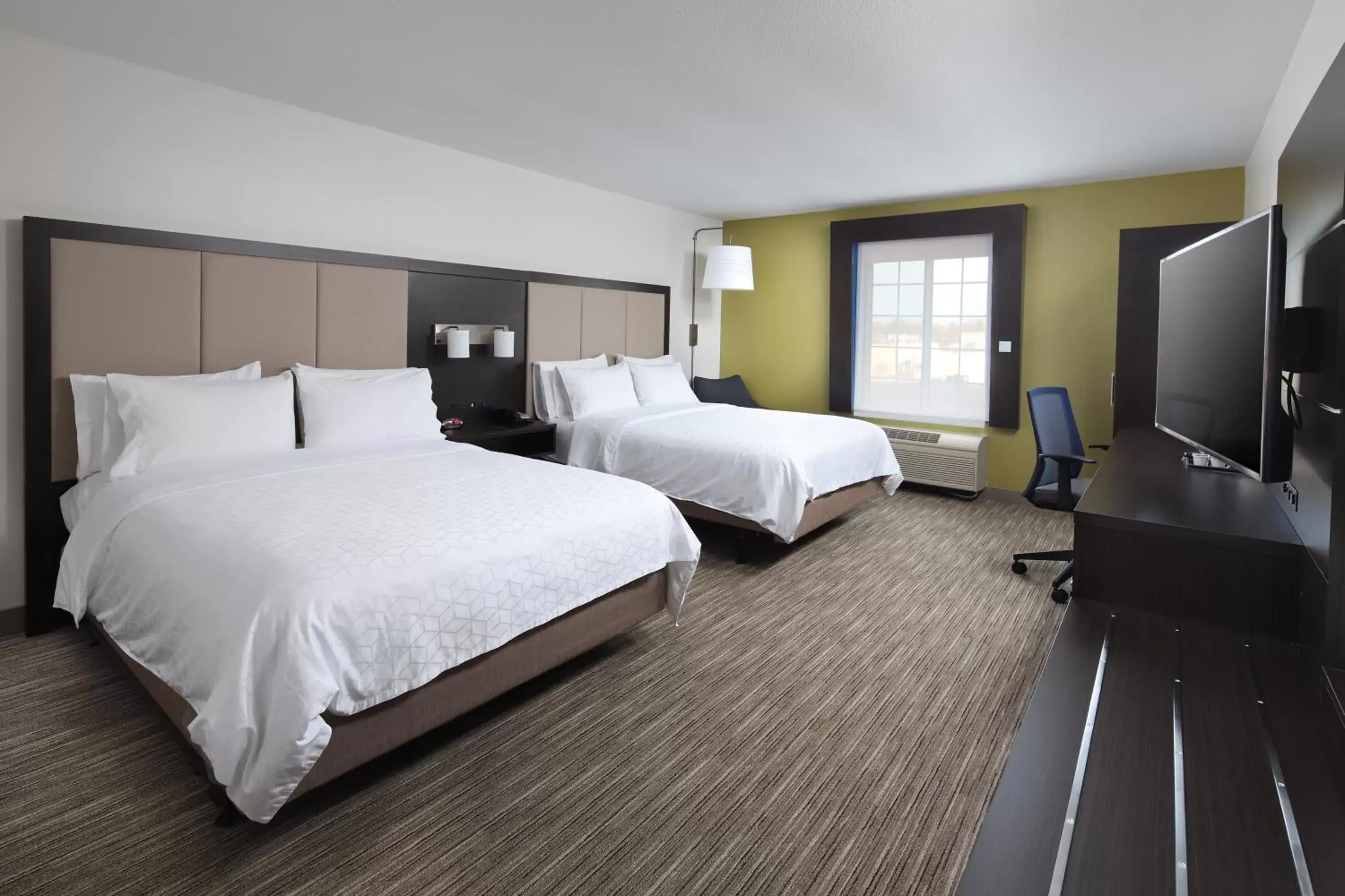 Photo of the whole room, Bed in Holiday Inn Express Grand Rapids Southwest, an IHG Hotel