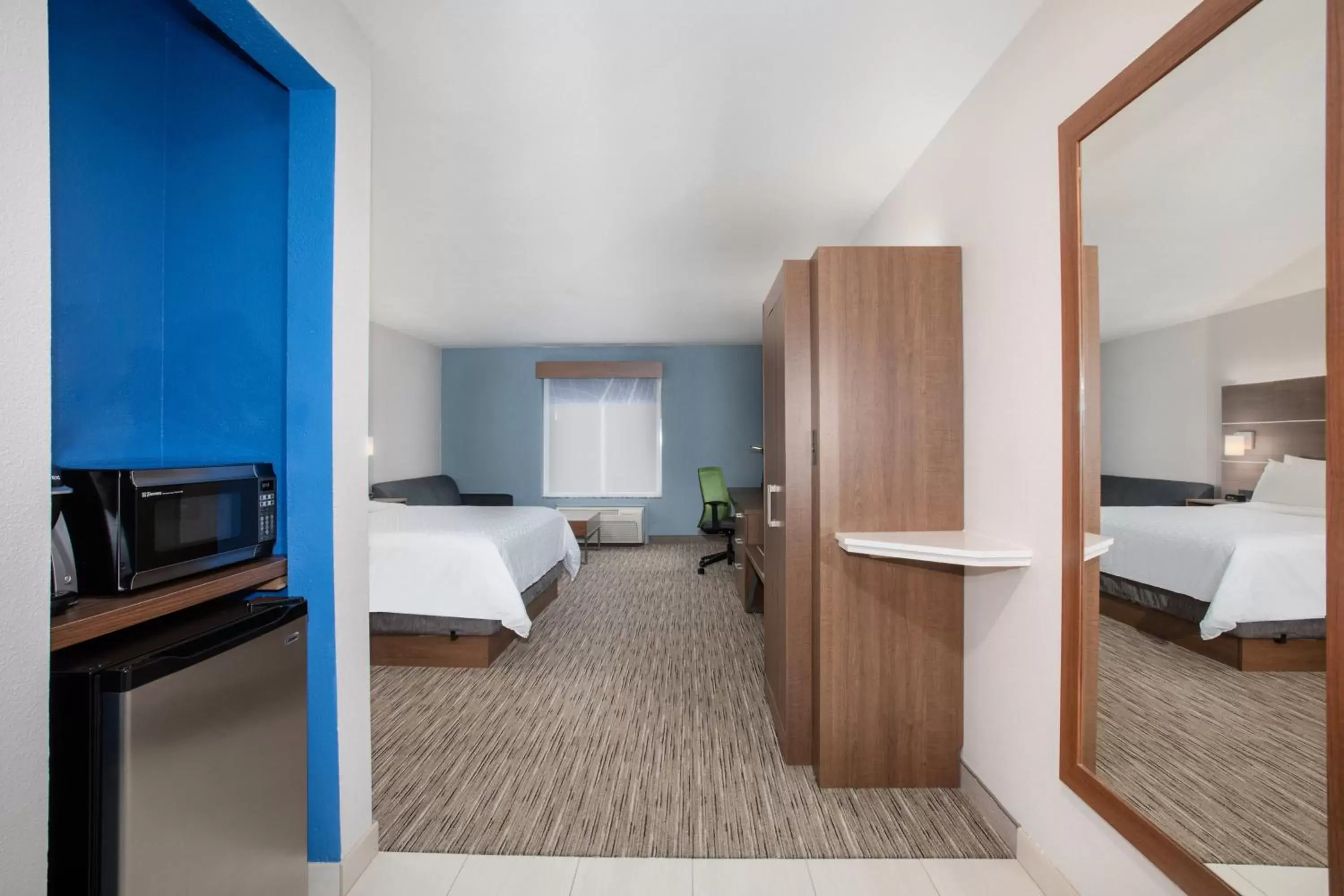 Photo of the whole room, Bed in Holiday Inn Express & Suites Yosemite Park Area, an IHG Hotel