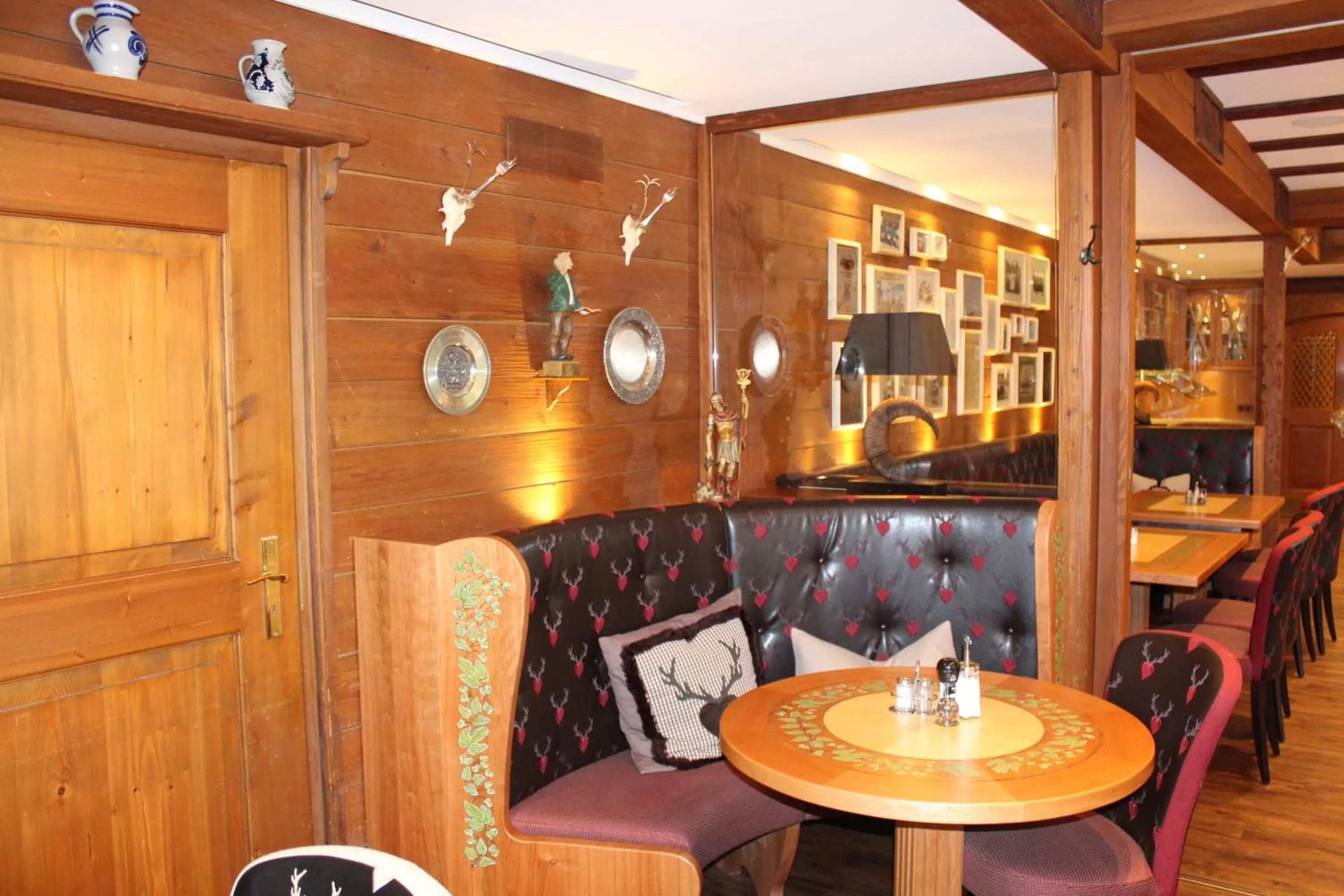 Lounge or bar in Hotel Schäfflerwirt