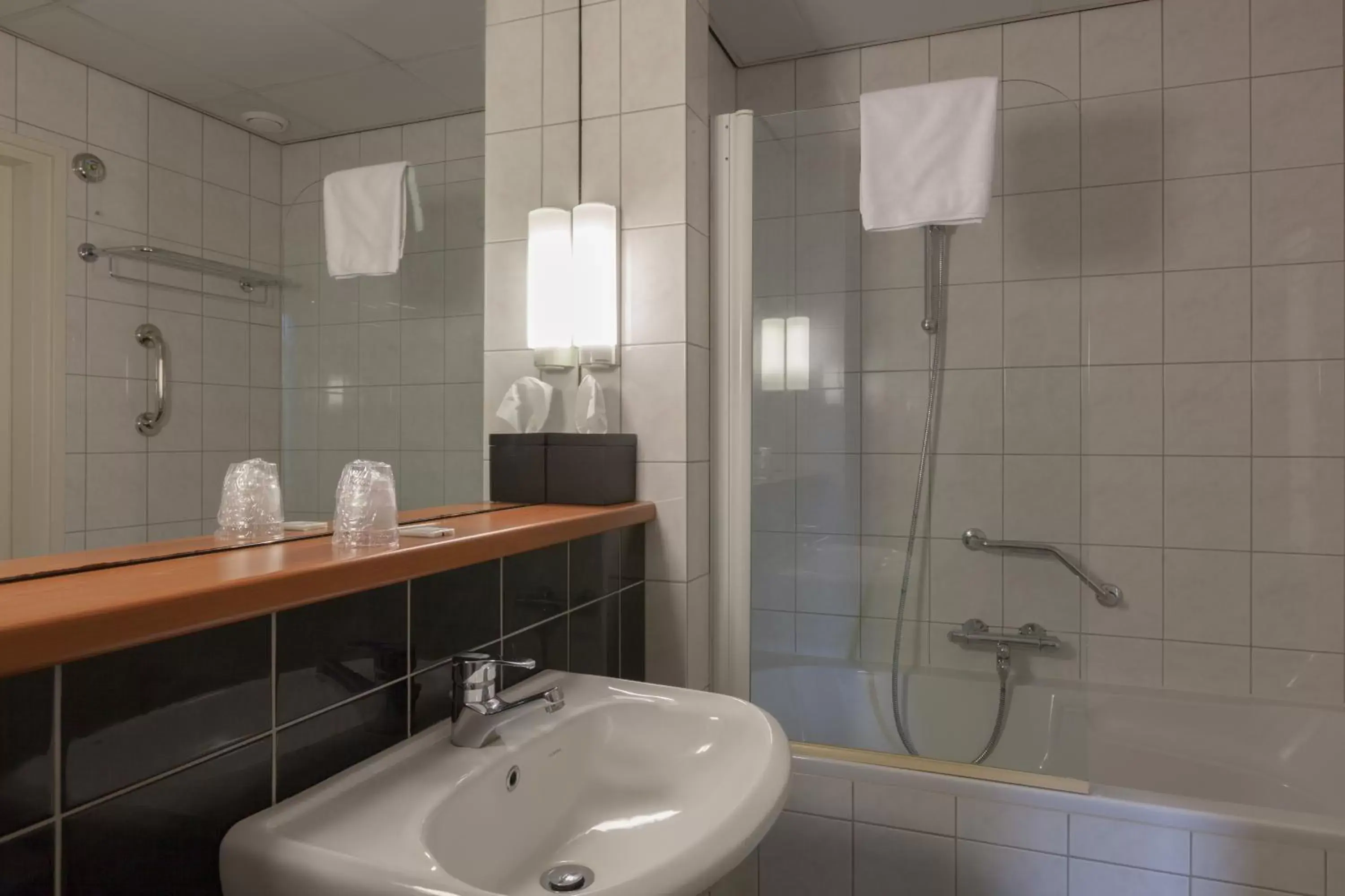 Shower, Bathroom in Flonk Hotel Groningen Centre, BW Signature Collection voorheen Best Western Hotel Groningen Centre