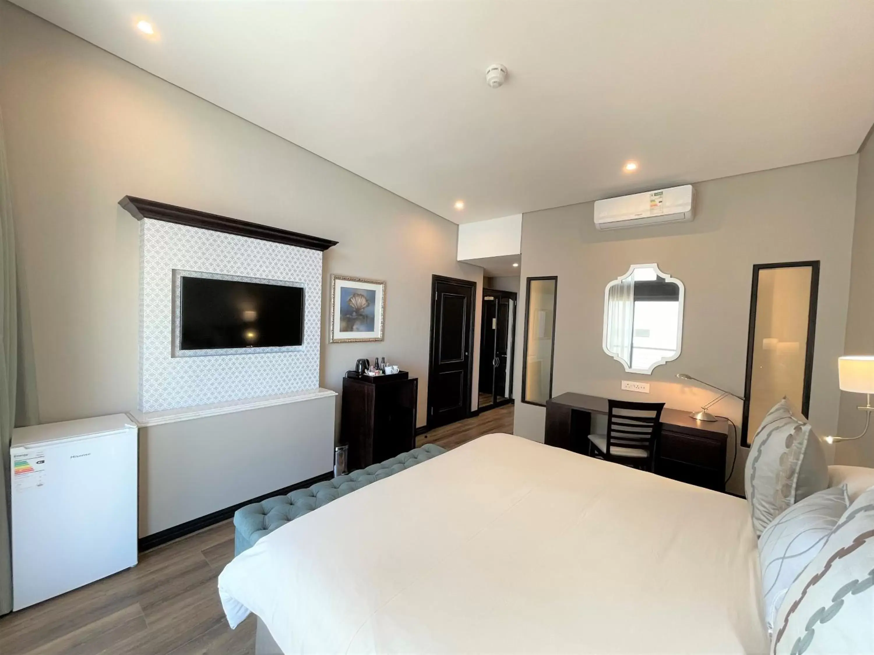 Bed, TV/Entertainment Center in Premier Hotel Cape Town