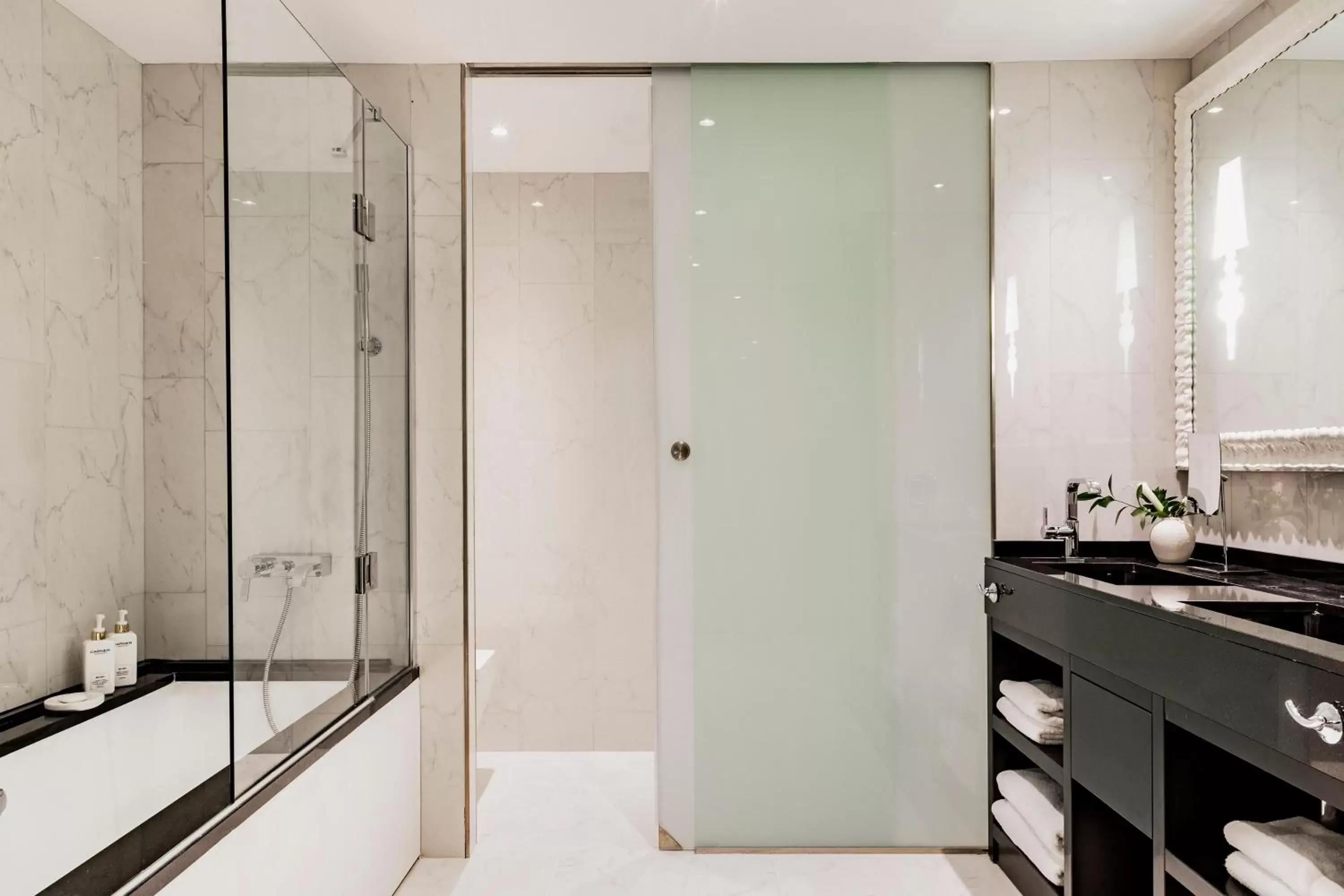 Shower, Kitchen/Kitchenette in Hotel Colón Gran Meliá - The Leading Hotels of the World