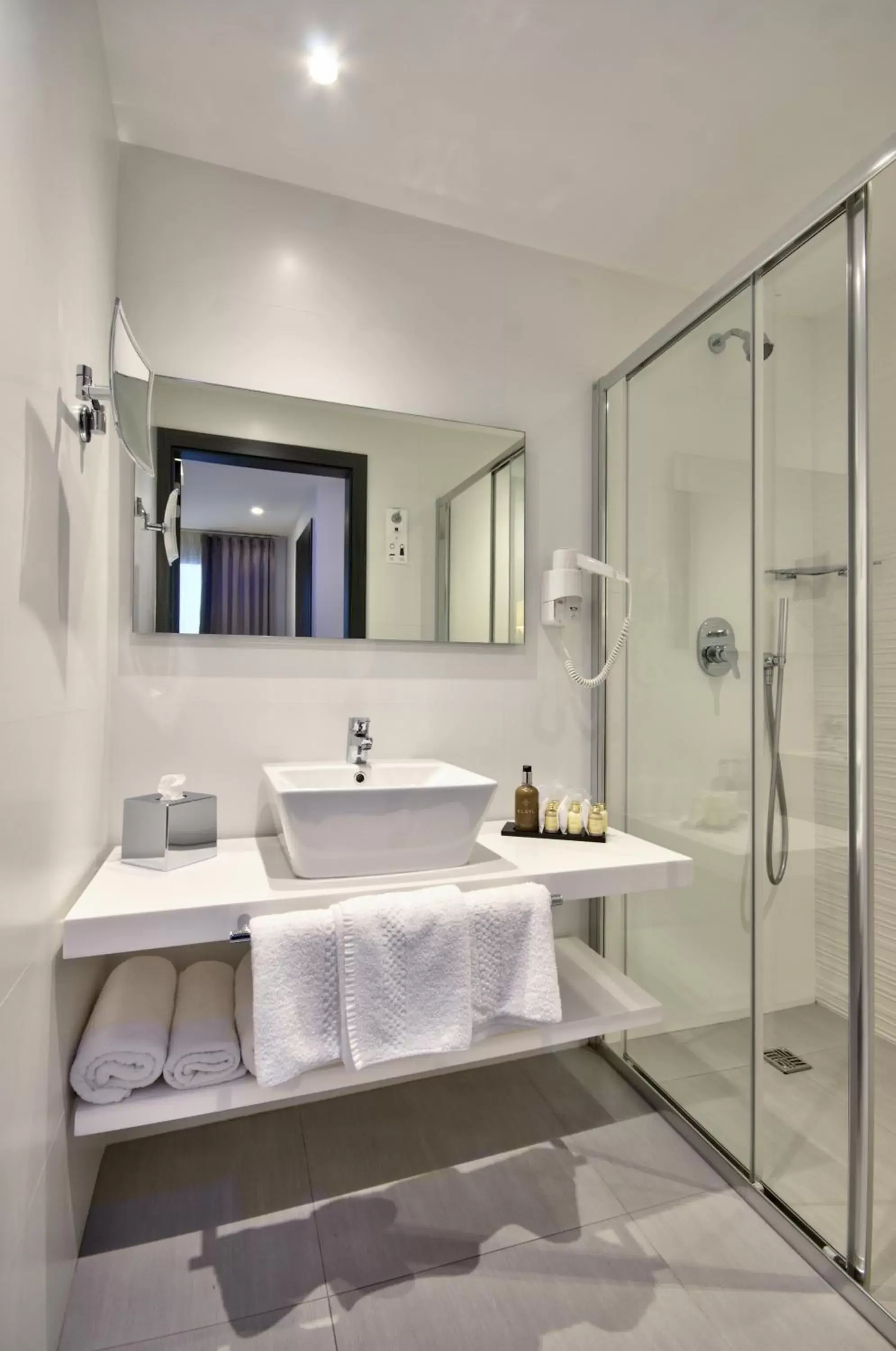 Bathroom in Hotel Valentina Bathroom in Hotel Valentina