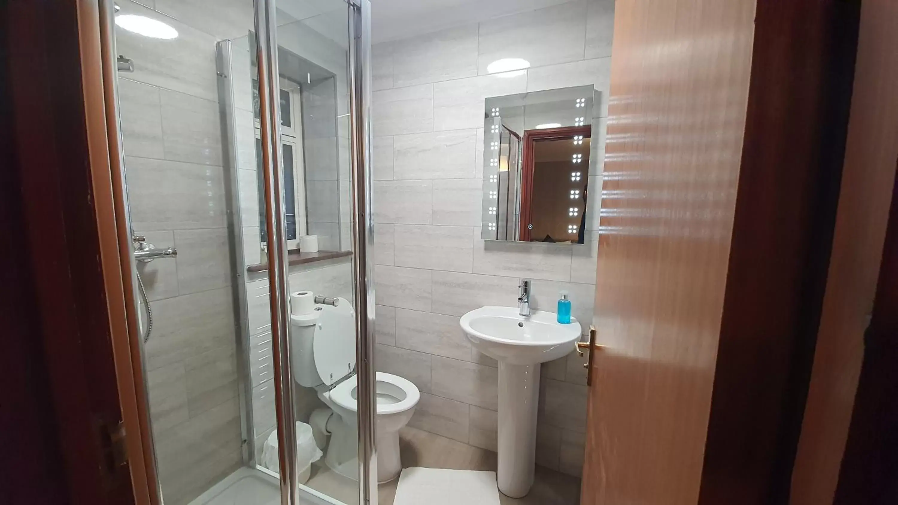 Bathroom in Little Foxes Hotel & Gatwick Airport Parking