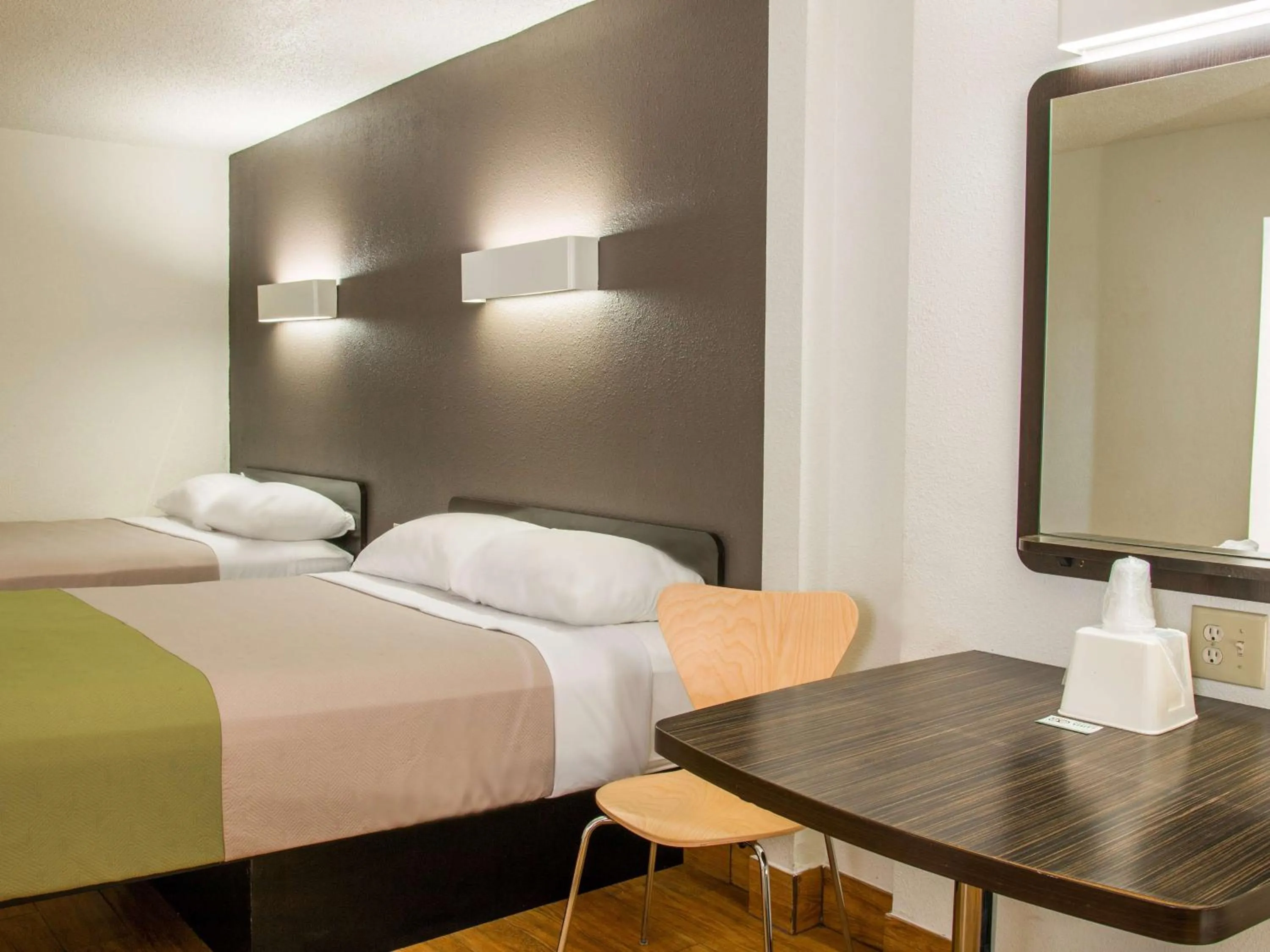 Queen Suite - Smoking in Studio 6-San Antonio, TX - Lackland AFB