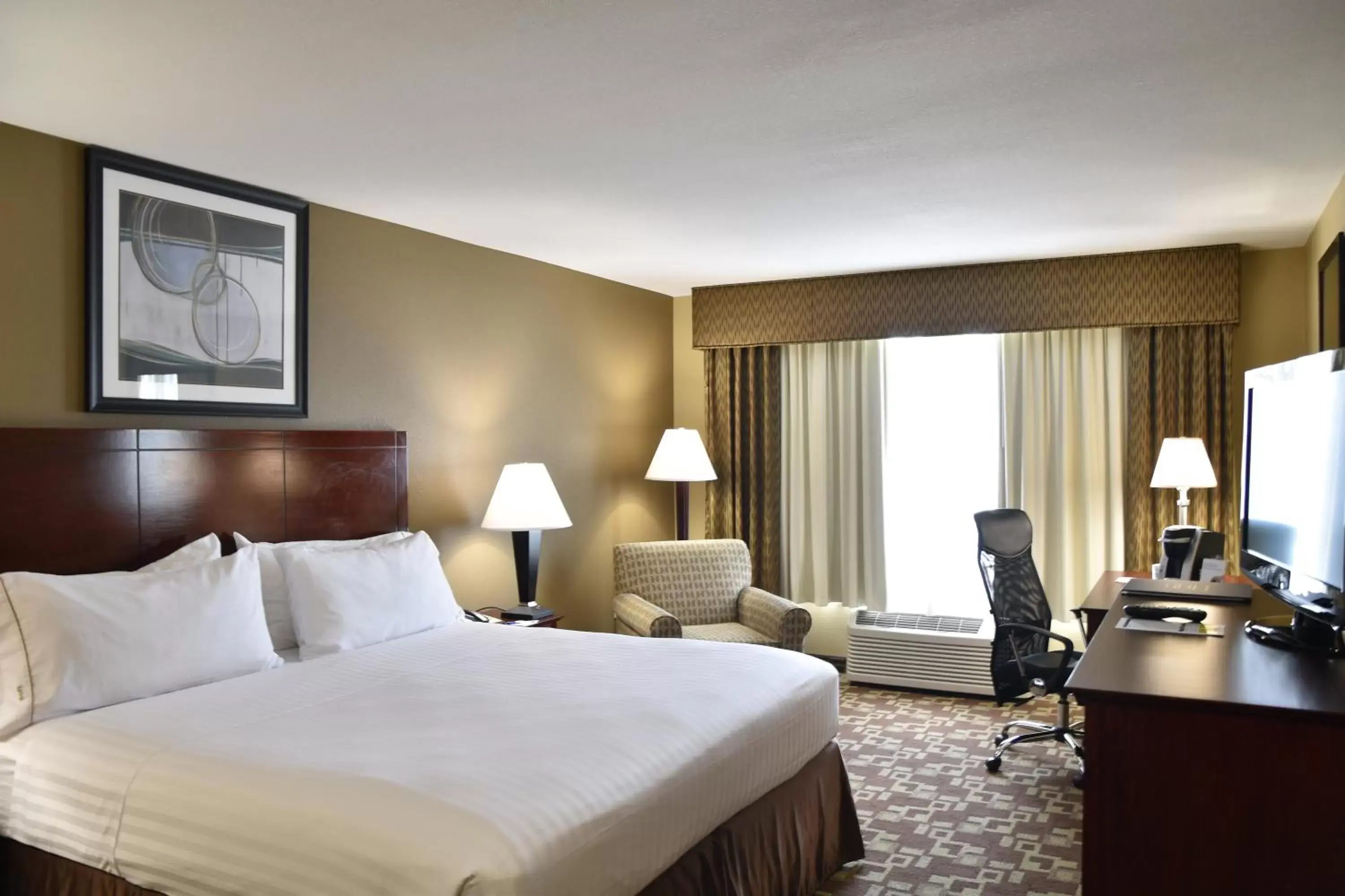 Photo of the whole room, Bed in Holiday Inn Express Hotel & Suites St. Charles, an IHG Hotel