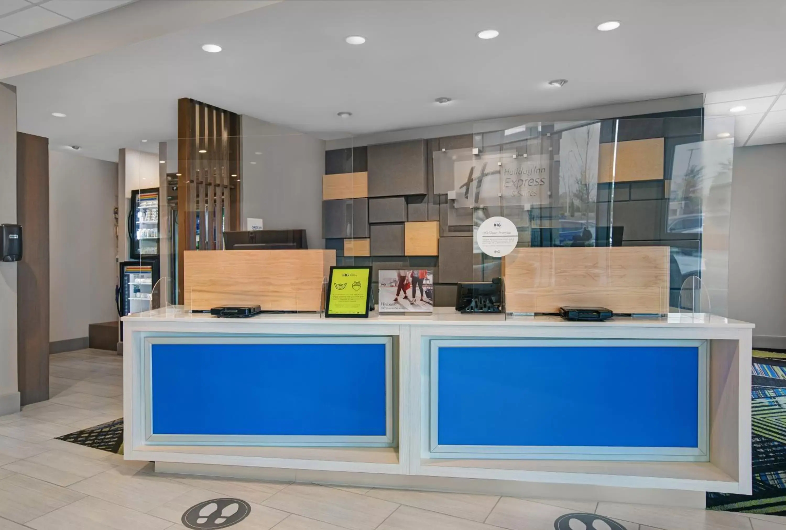 Property building, Lobby/Reception in Holiday Inn Express & Suites - Milwaukee - Brookfield, an IHG Hotel