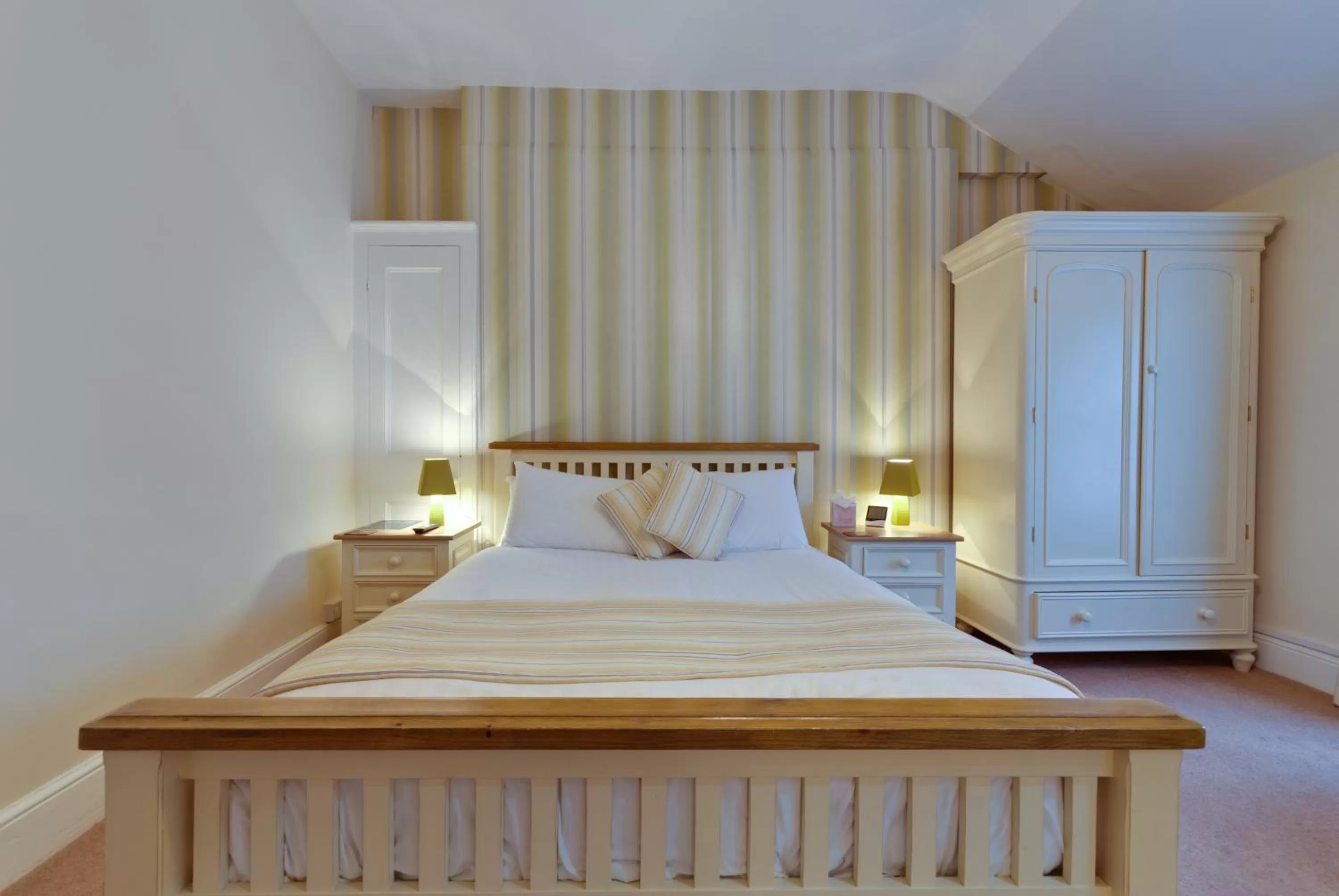 Bed in Lauriston & Lawton Court Hotel