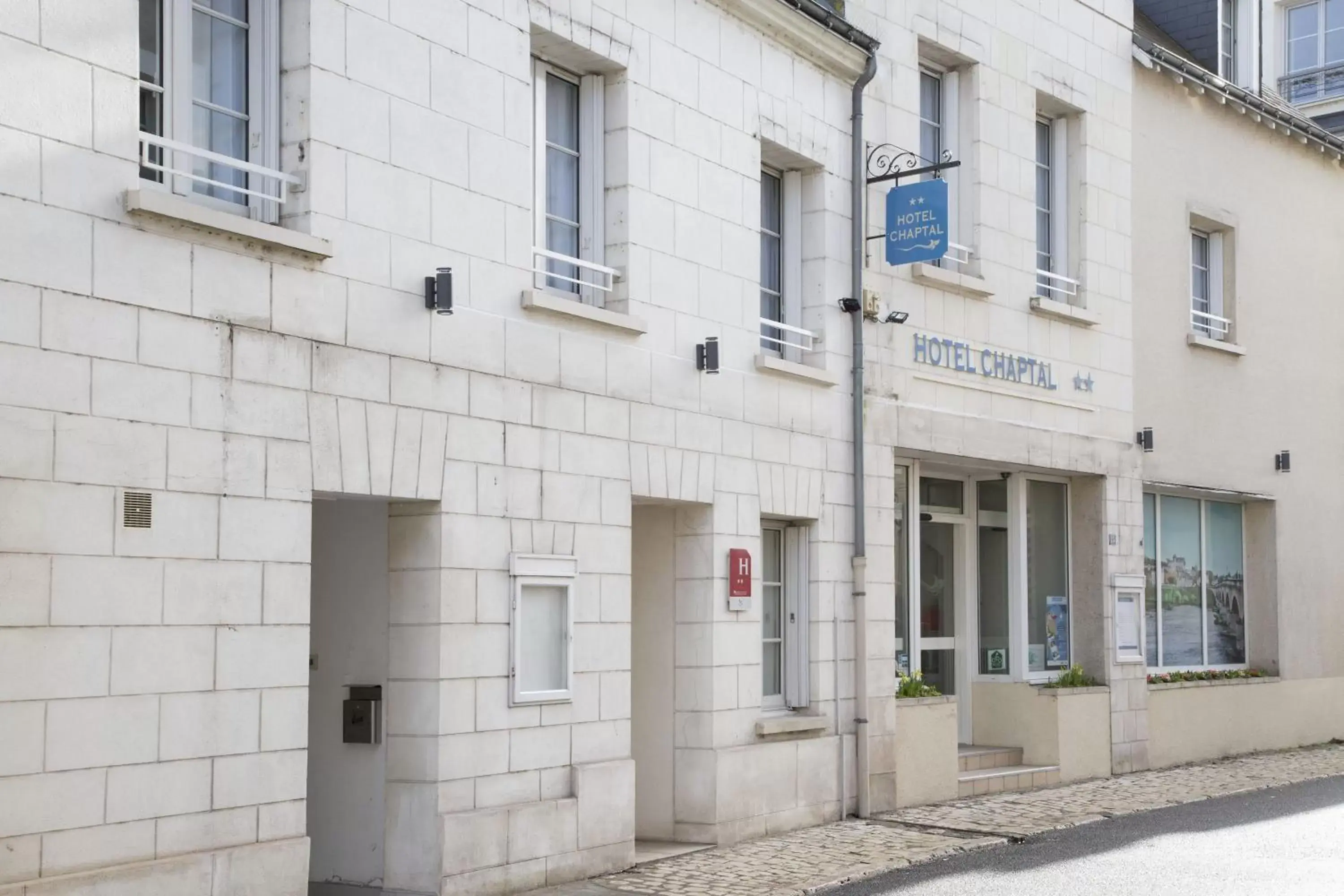 Facade/entrance, Property Building in Logis Hôtel Restaurant Chaptal, Amboise