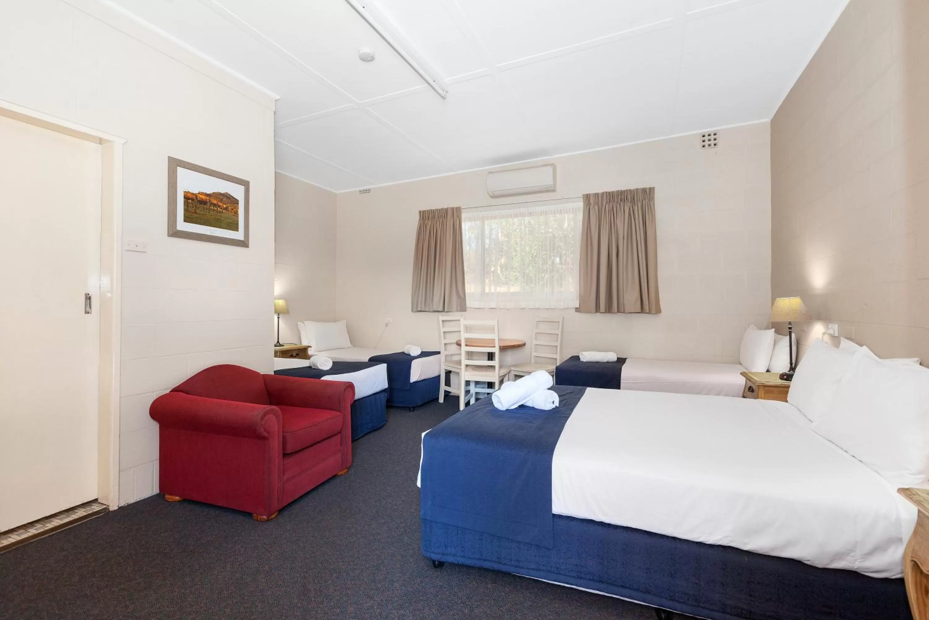 Photo of the whole room, Bed in Gulgong Motel