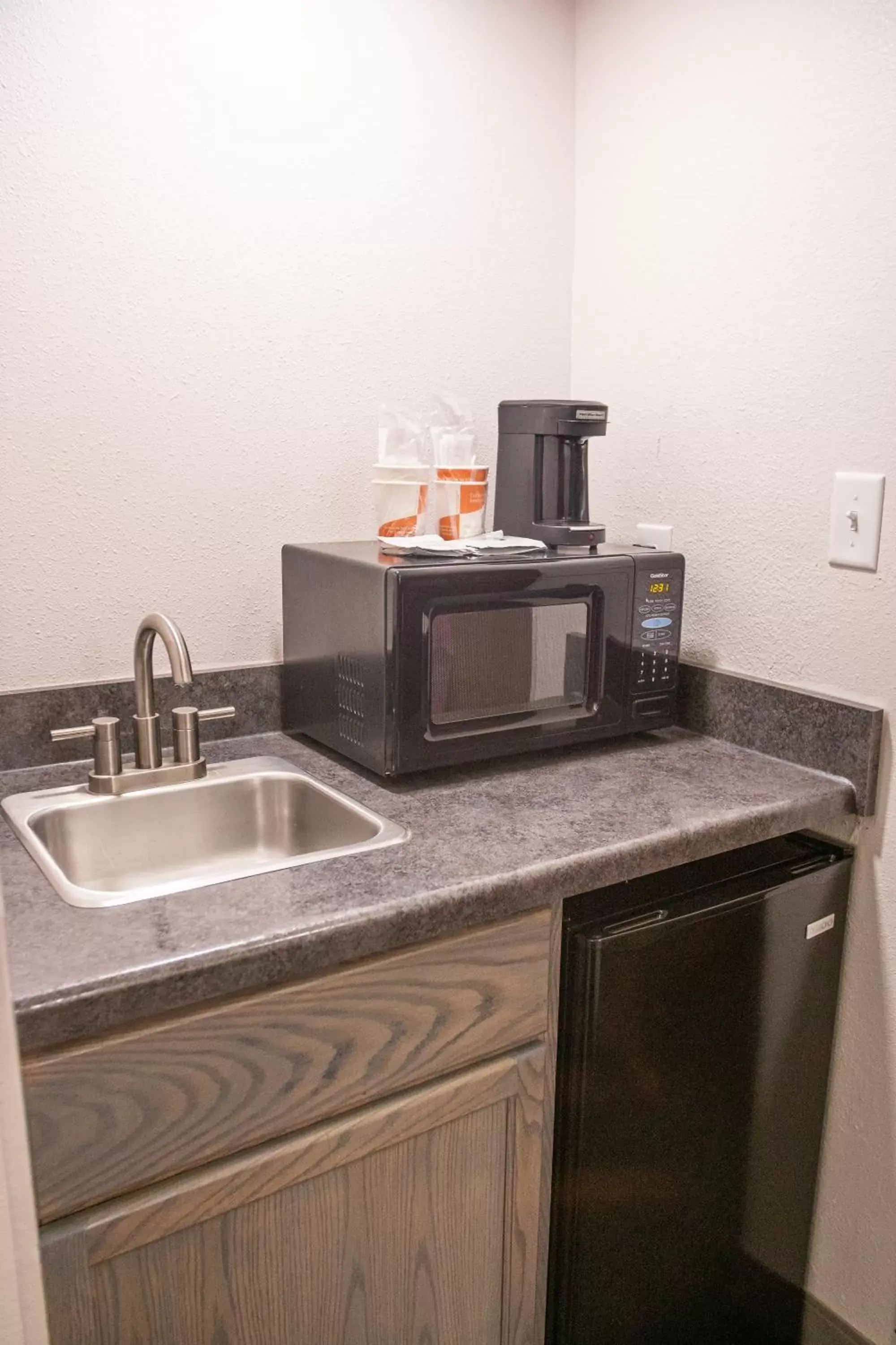 Coffee/tea facilities, Kitchen/Kitchenette in Comfort Inn Sioux City South