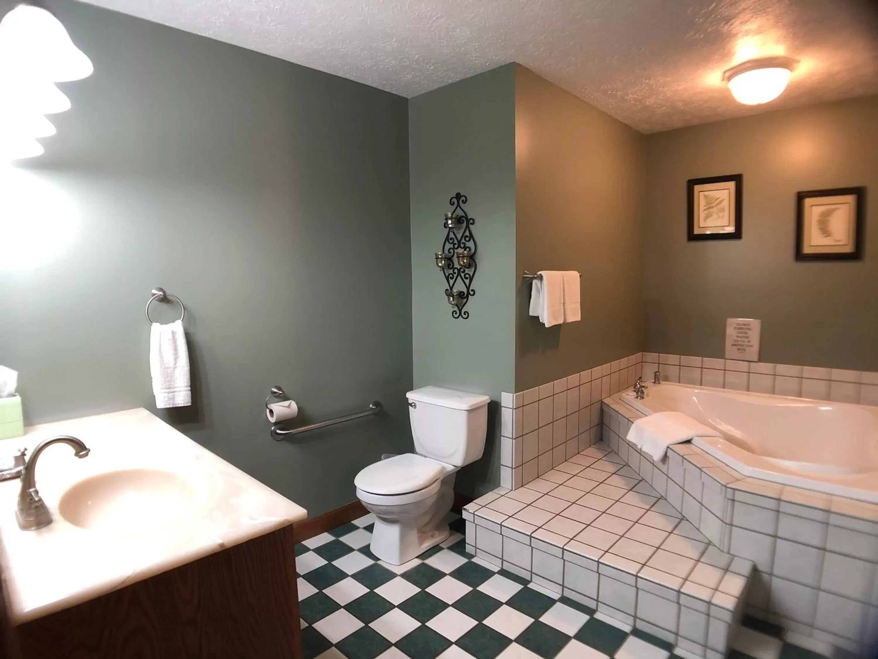 Bathroom in Sojourner's Lodge & Log Cabin Suites