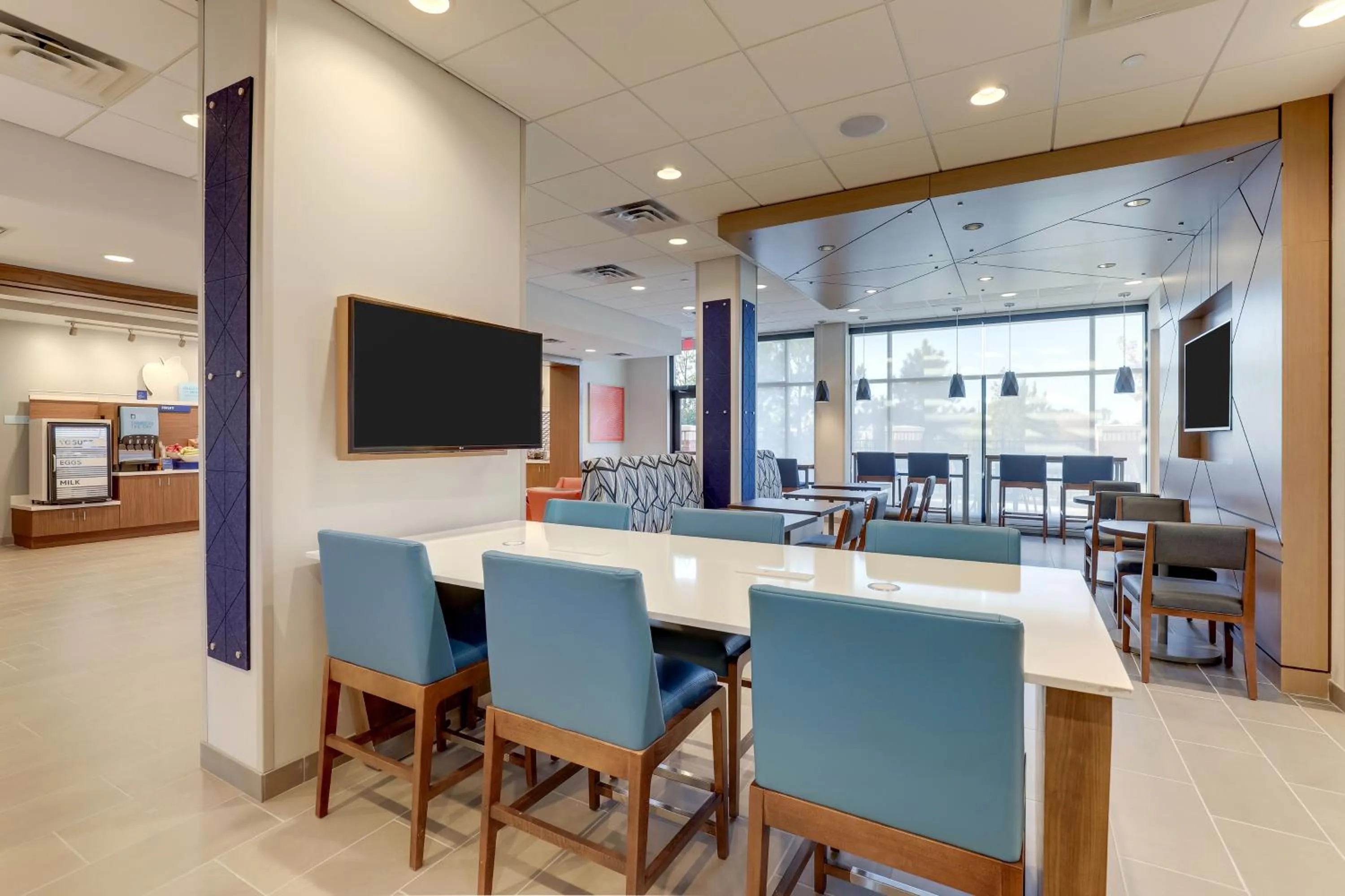 Communal lounge/ TV room in Holiday Inn Express Holly Springs - Raleigh Area by IHG