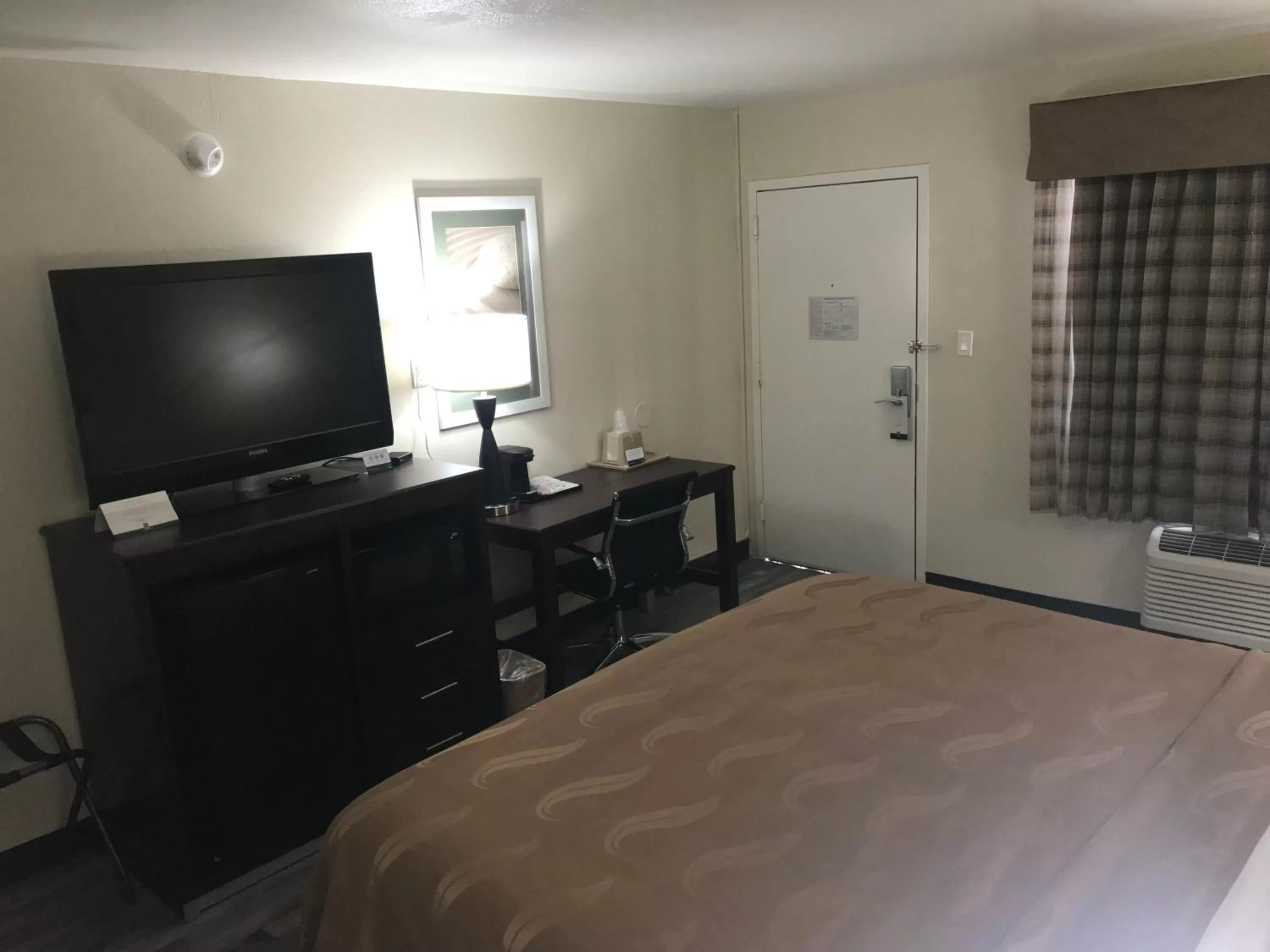 Bedroom, Bed in Quality Inn & Suites near Downtown Mesa