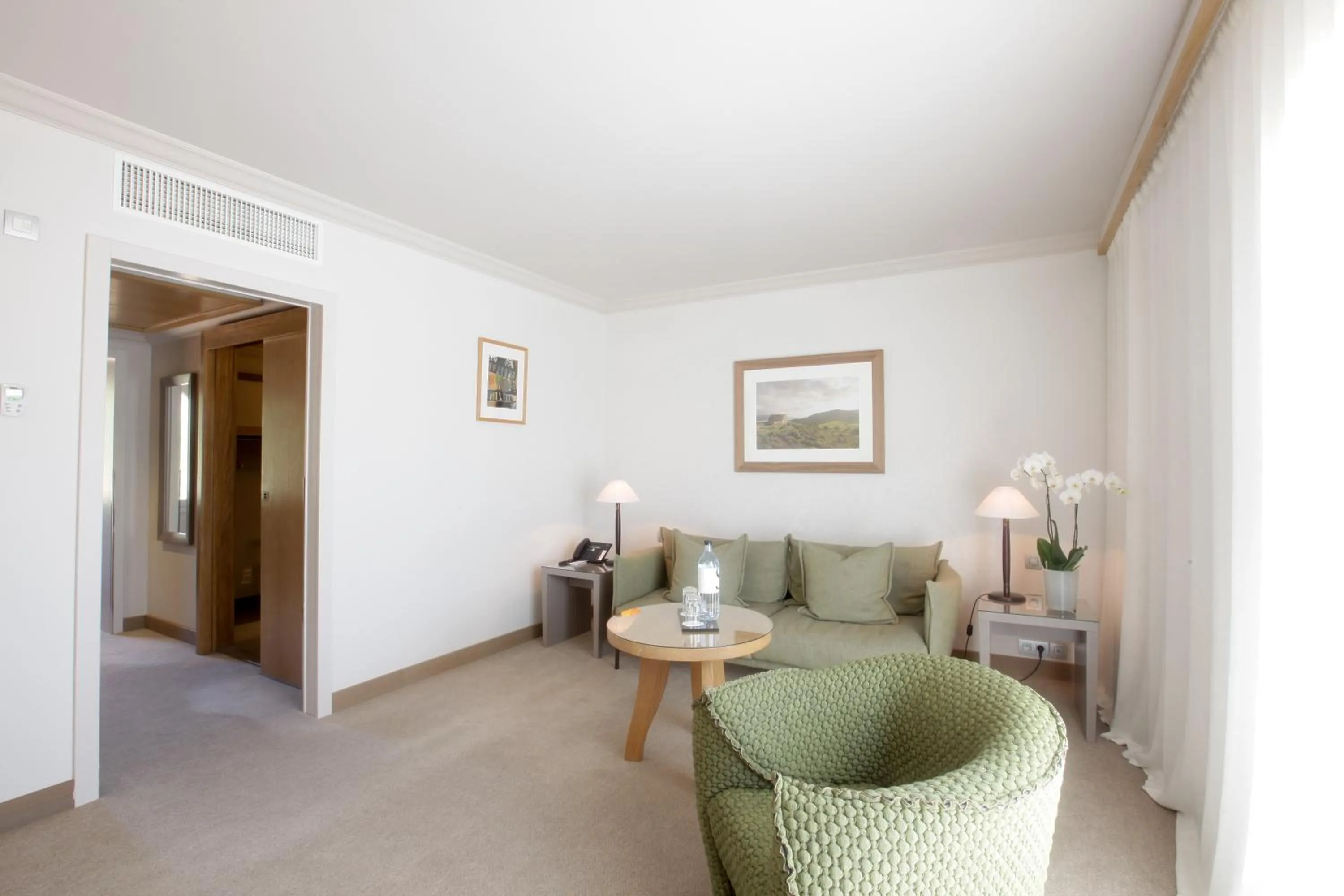 Photo of the whole room in La Villa Calvi