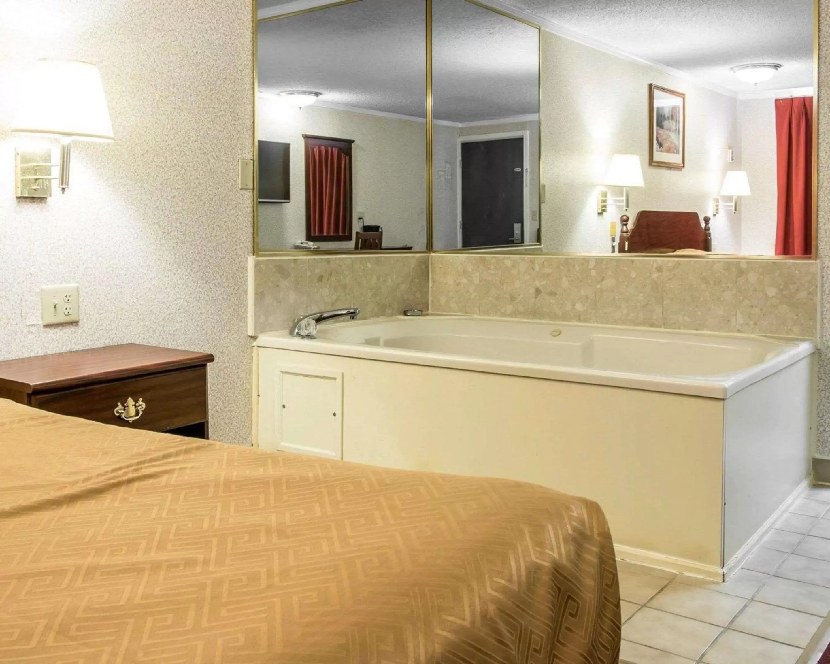 Photo of the whole room, Bathroom in Rodeway Inn Madison Heights