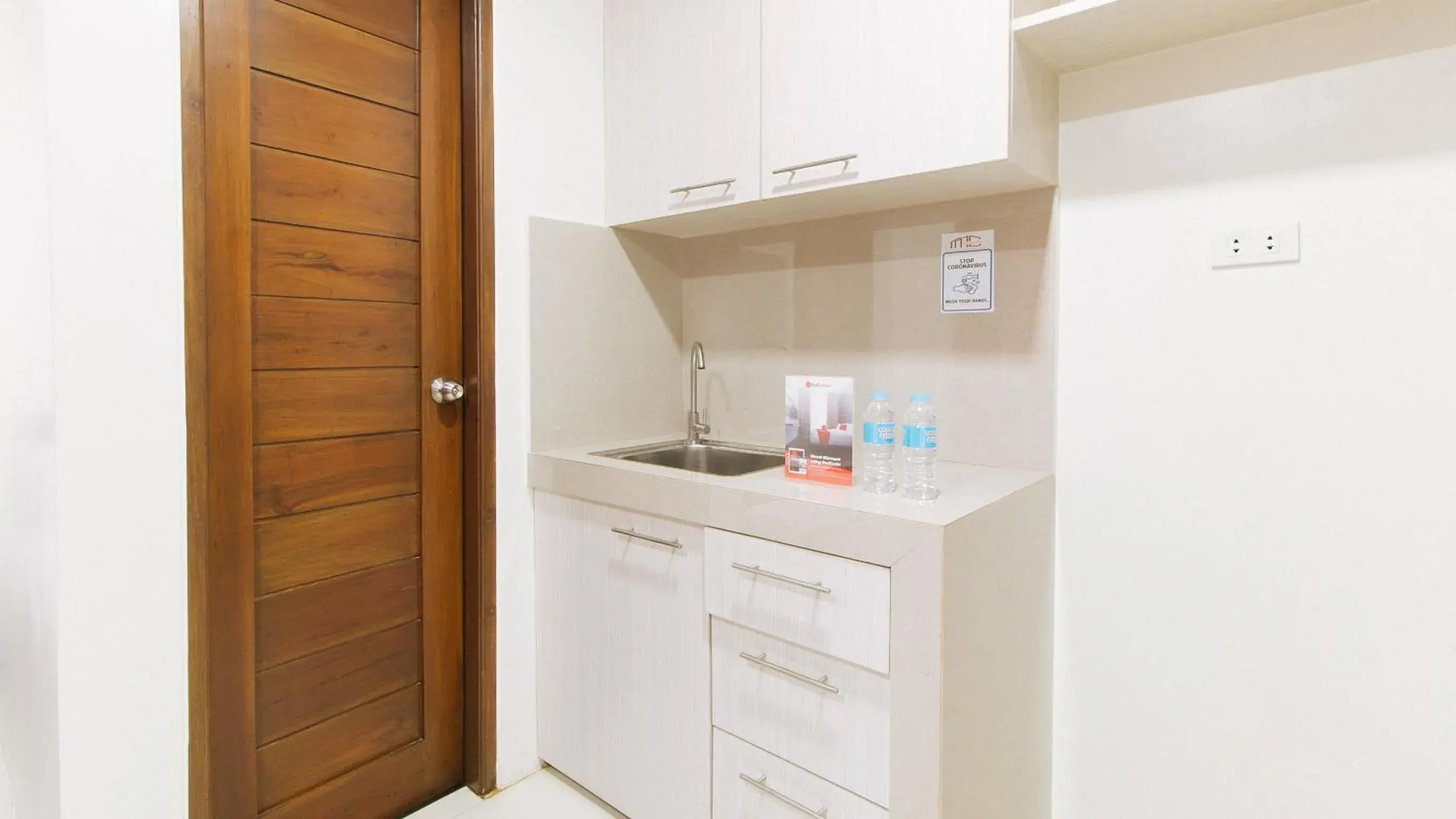 Kitchen or kitchenette in RedDoorz near Fernwoods Garden Quezon City