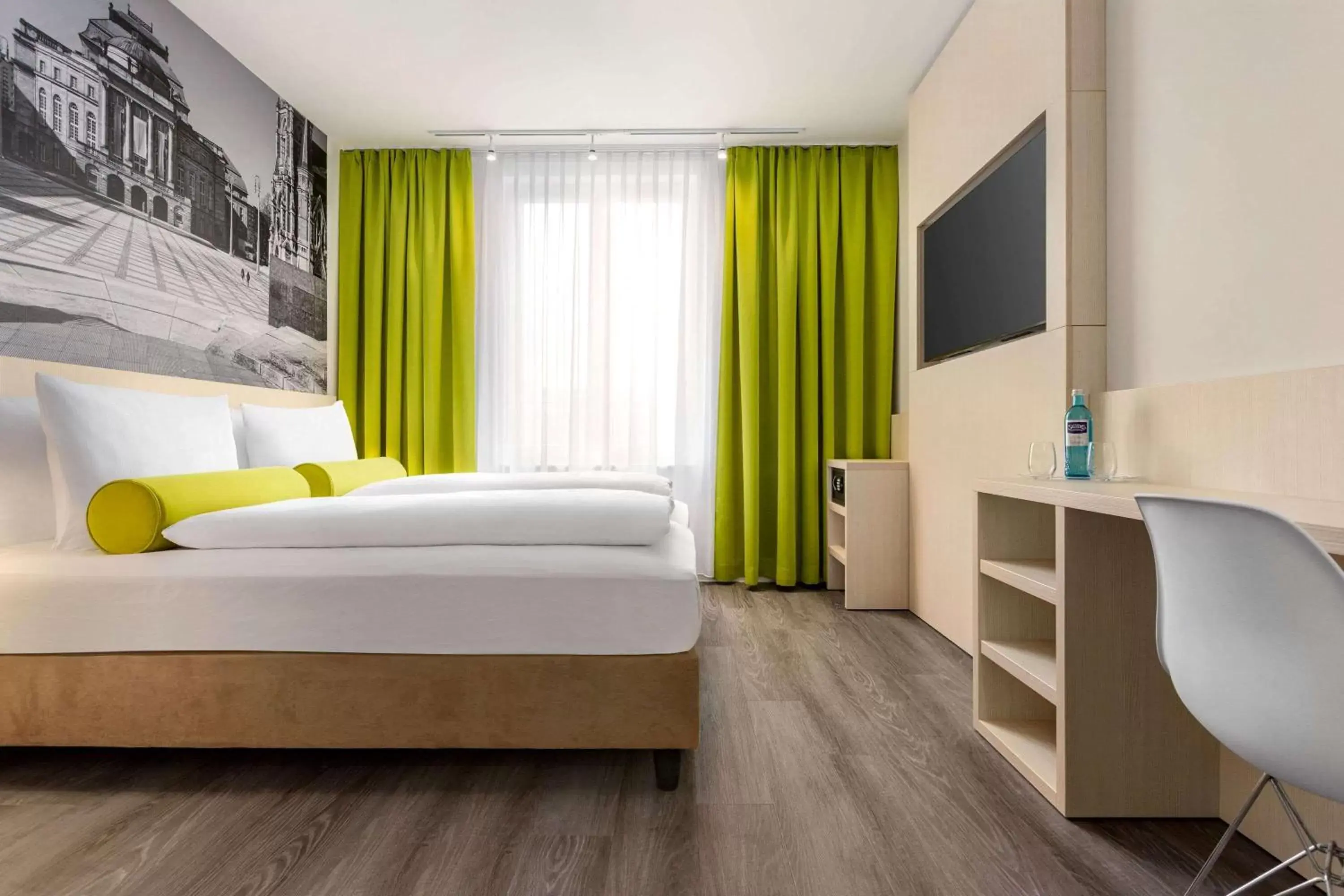 TV and multimedia, Bed in Super 8 by Wyndham Chemnitz TV and multimedia, Bed in Super 8 by Wyndham Chemnitz