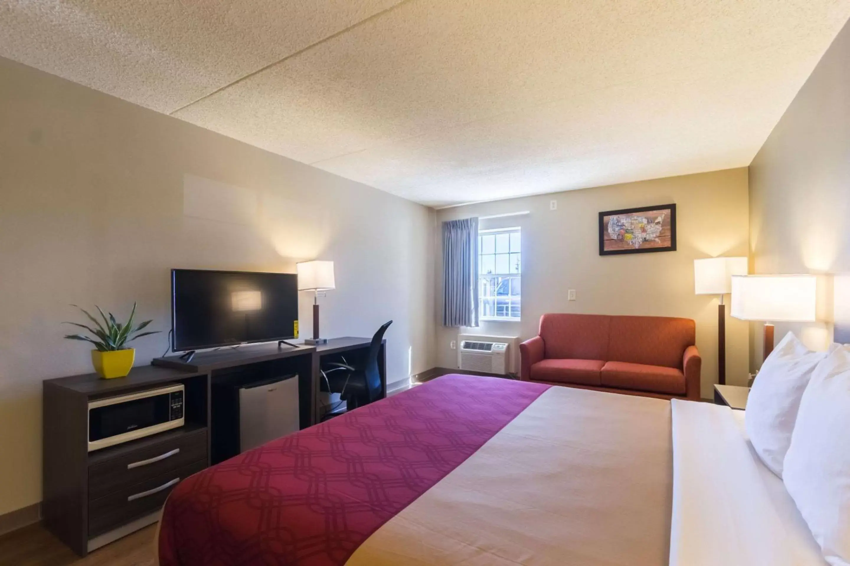 Photo of the whole room, TV/Entertainment Center in Econo Lodge Harrisburg Southwest of Hershey Area