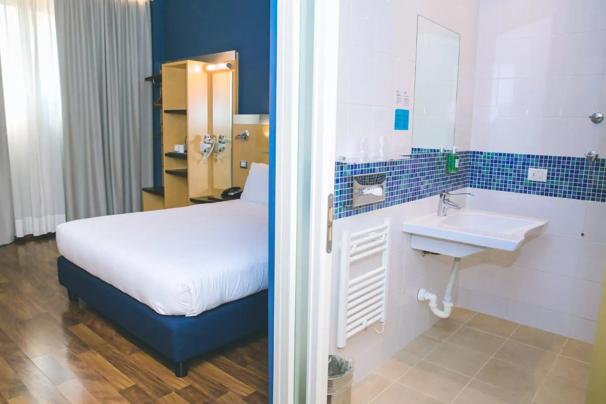 Photo of the whole room, Bathroom in Holiday Inn Express Milan-Malpensa Airport, an IHG Hotel