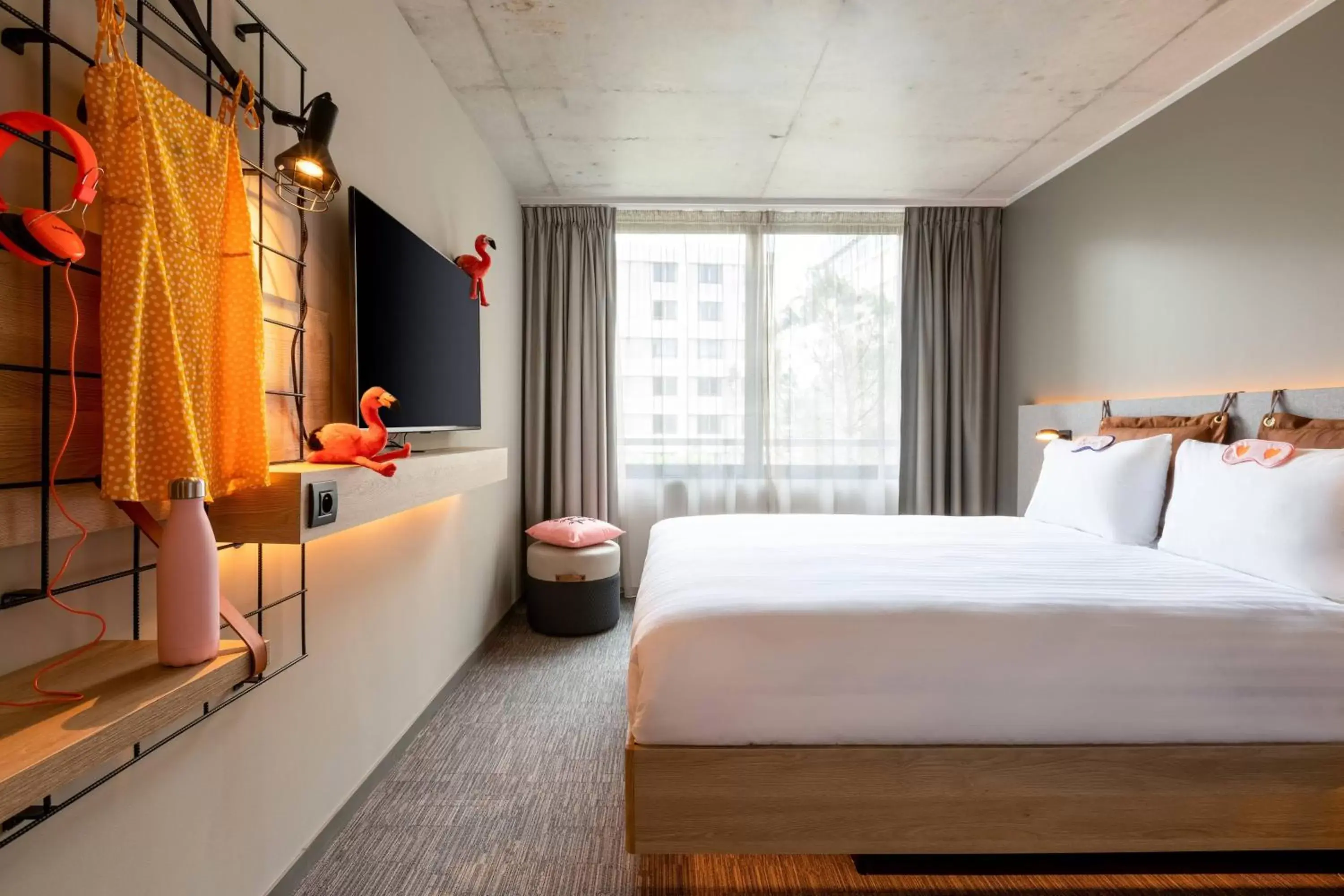Photo of the whole room, Bed in Moxy Bordeaux