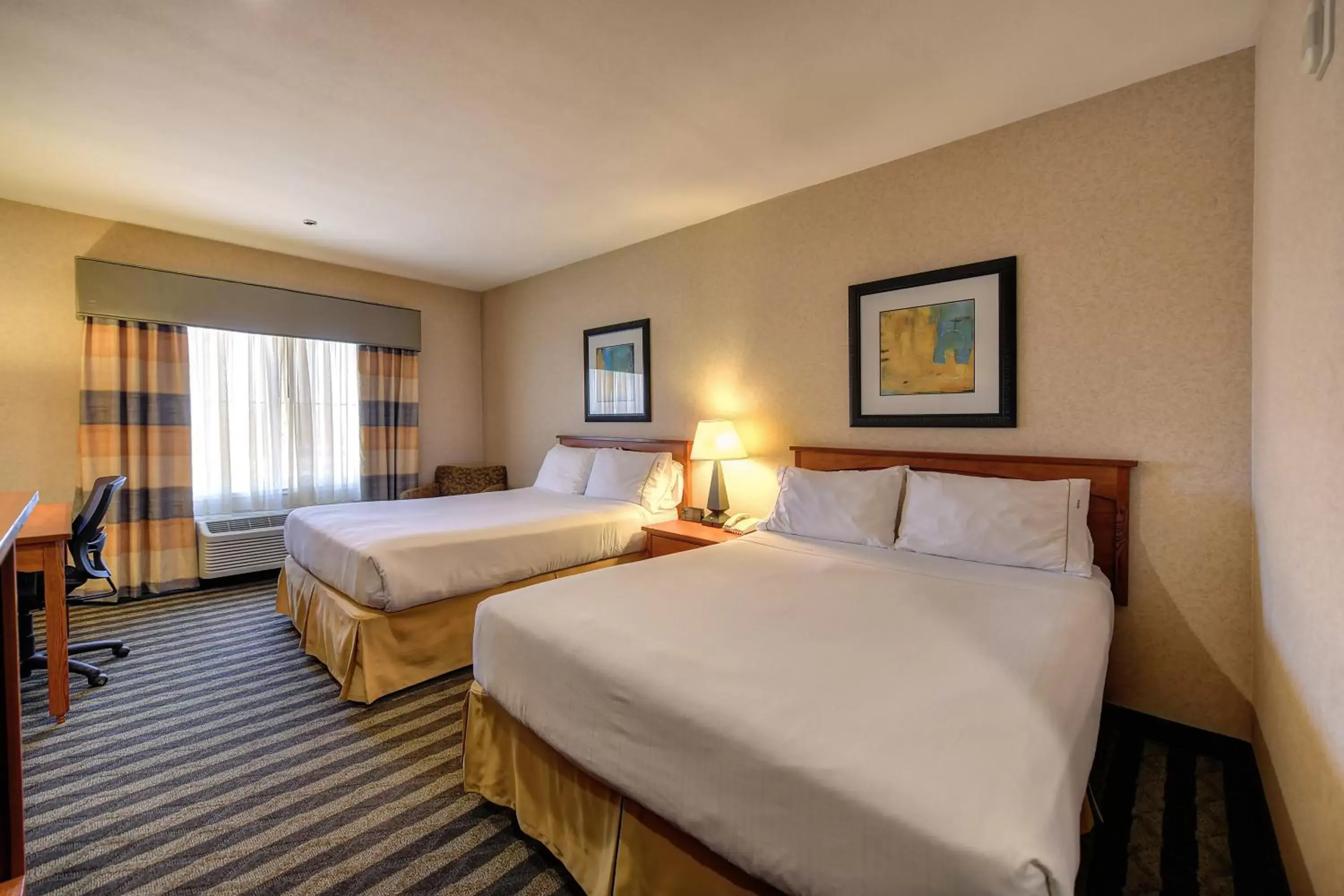 Photo of the whole room, Bed in Holiday Inn Express Hotel & Suites Manteca, an IHG Hotel