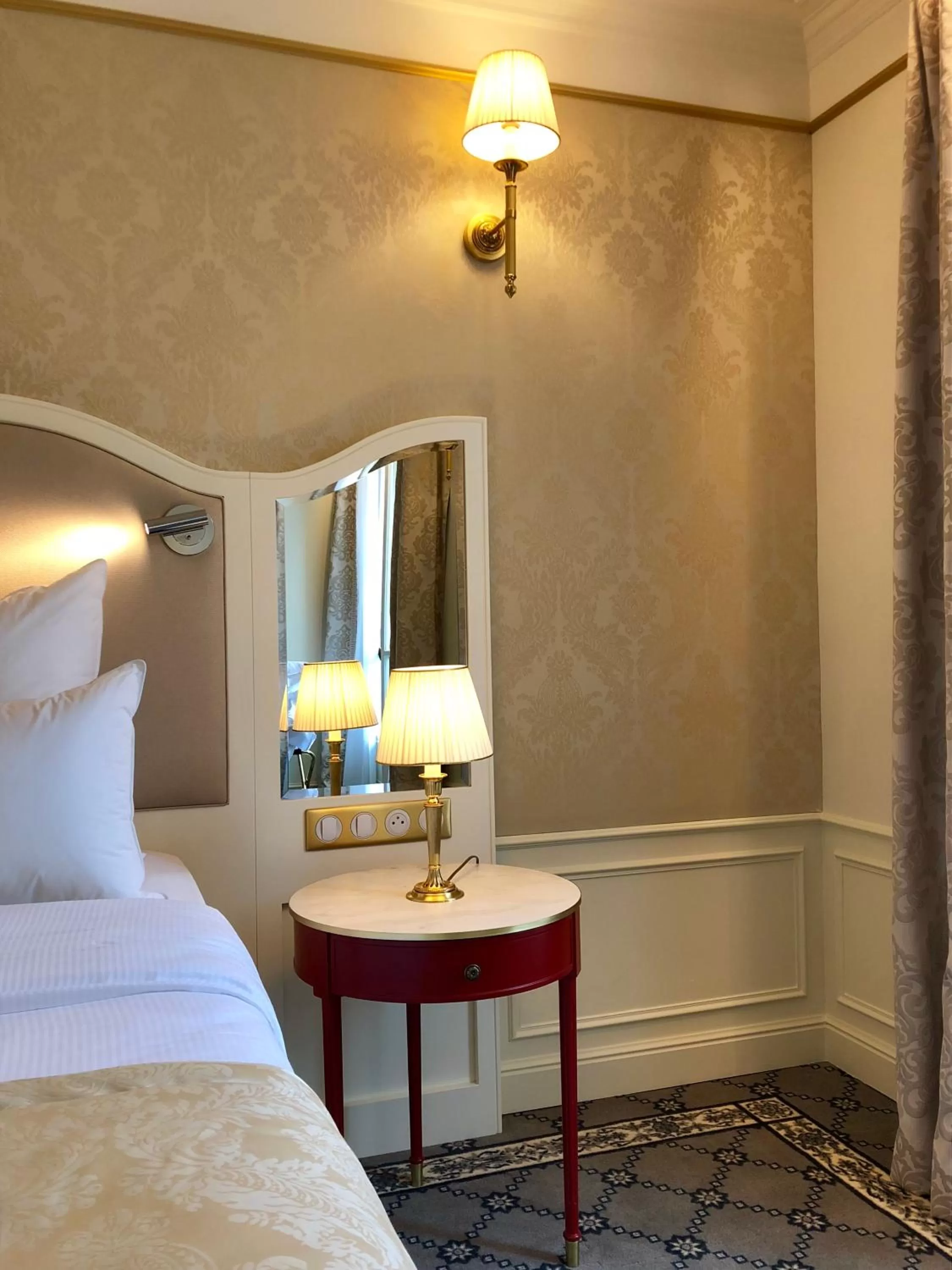 Photo of the whole room, Bed in Hôtel Mayfair Paris
