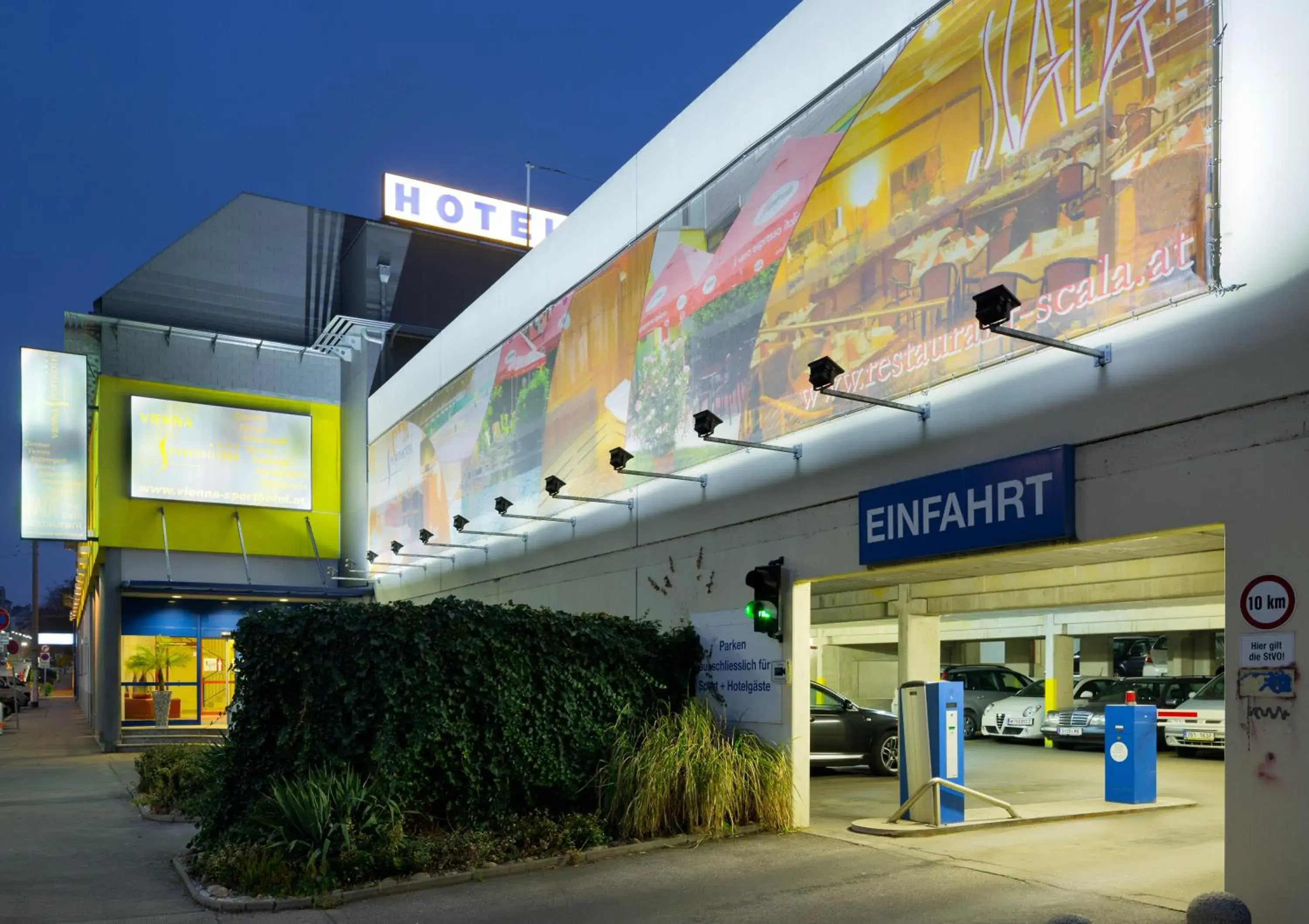 Facade/entrance, Property Building in Vienna Sporthotel