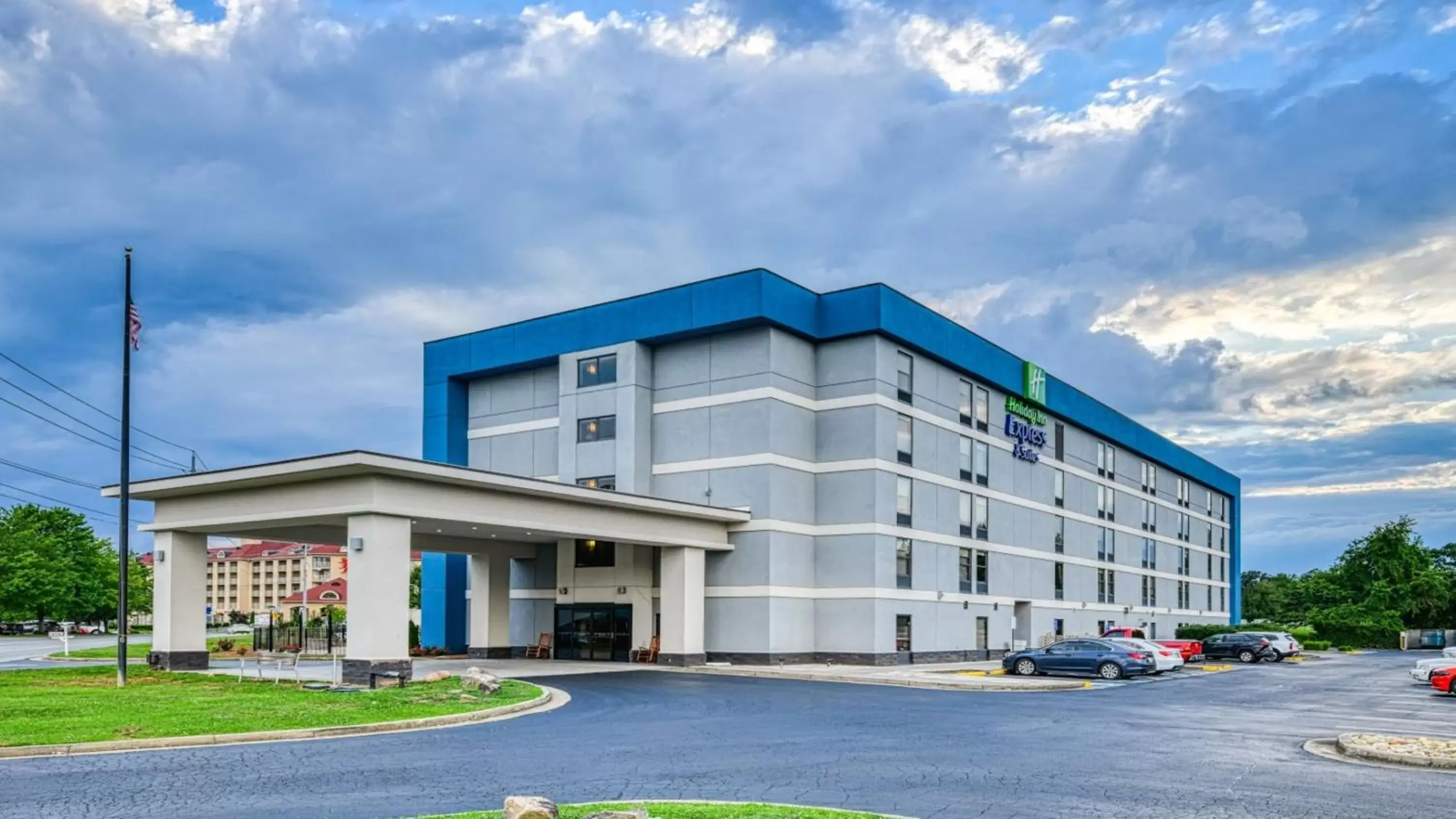 Property Building in Holiday Inn Express Hotel & Suites Pigeon Forge, an IHG Hotel