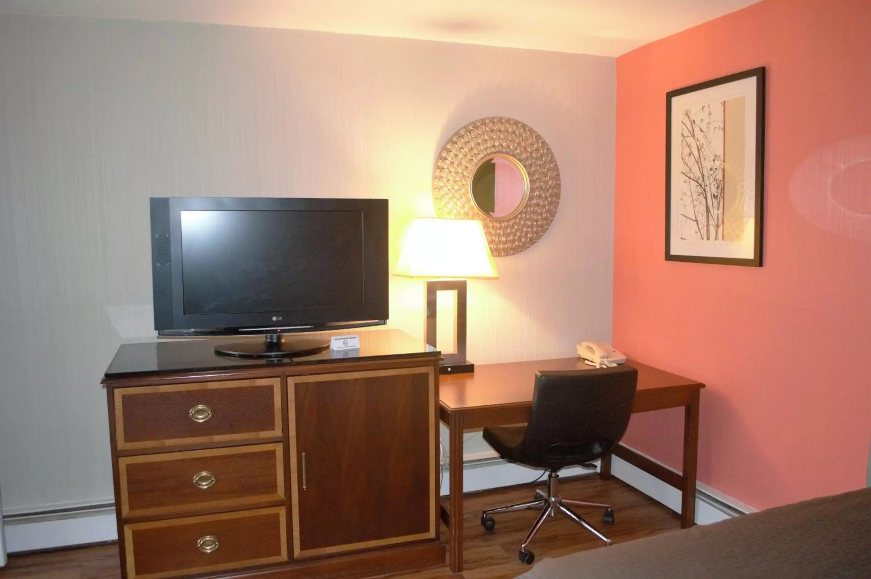 TV and multimedia, TV/Entertainment Center in Carrier Motor Lodge