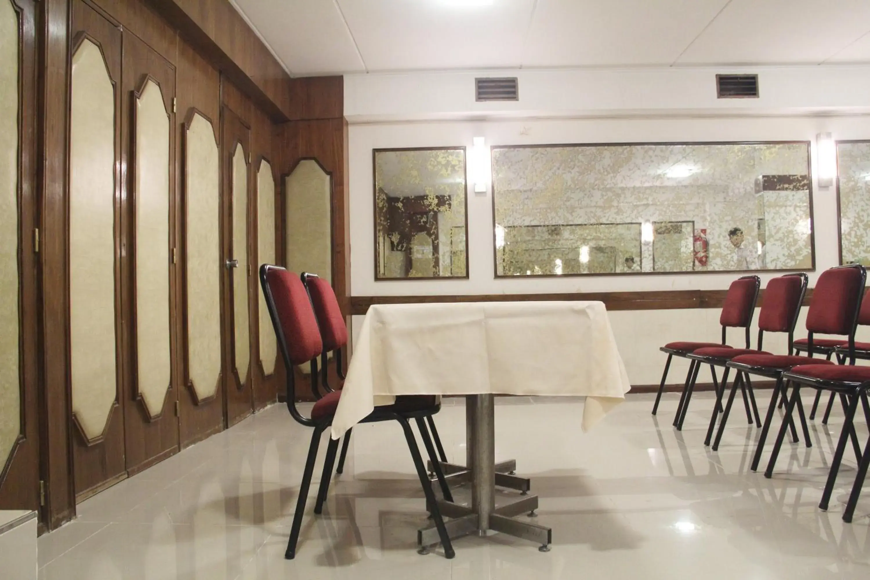 Meeting/conference room, Restaurant/Places to Eat in Alpino Hotel