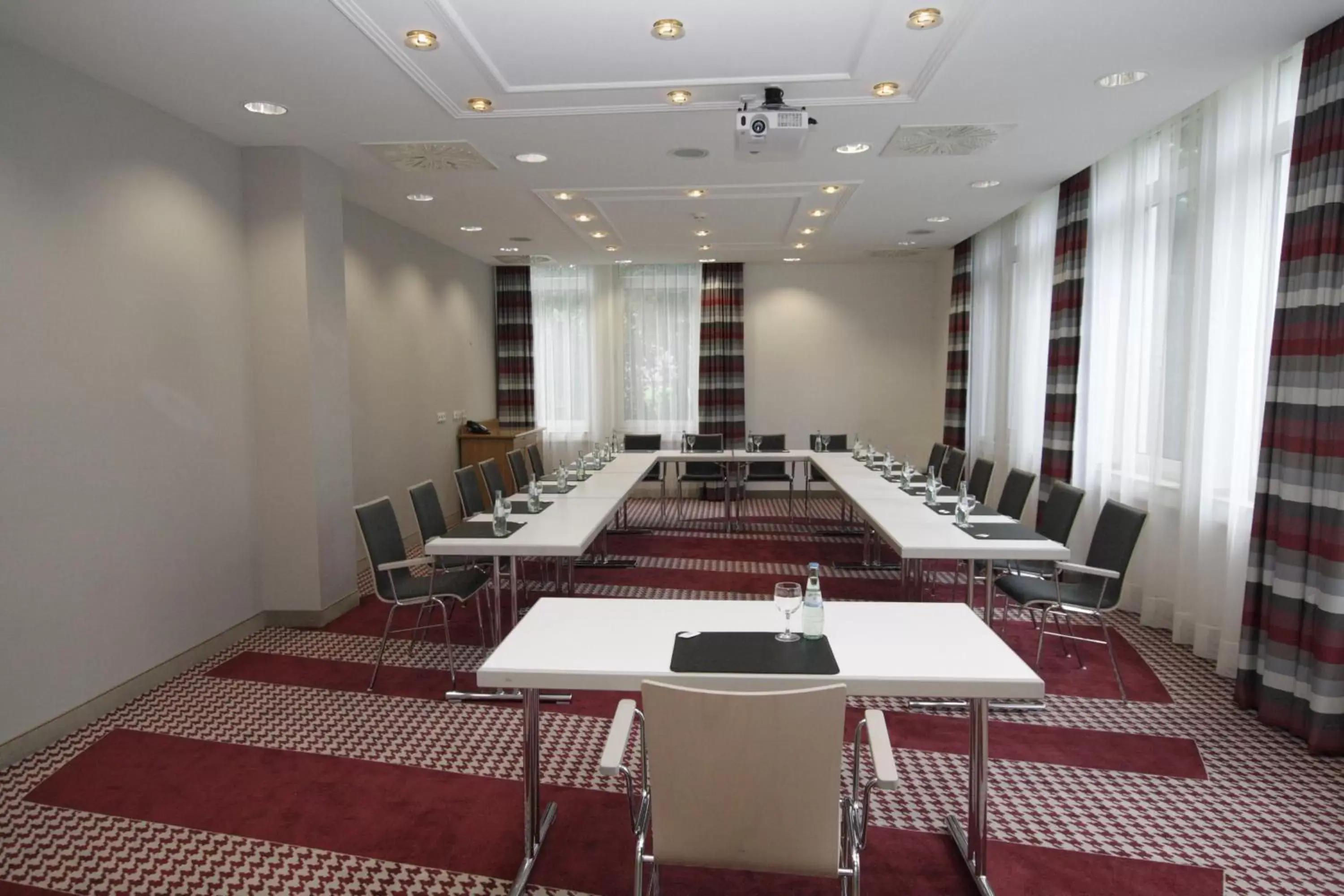 Meeting/conference room in Holiday Inn Frankfurt Airport - Neu-Isenburg, an IHG Hotel