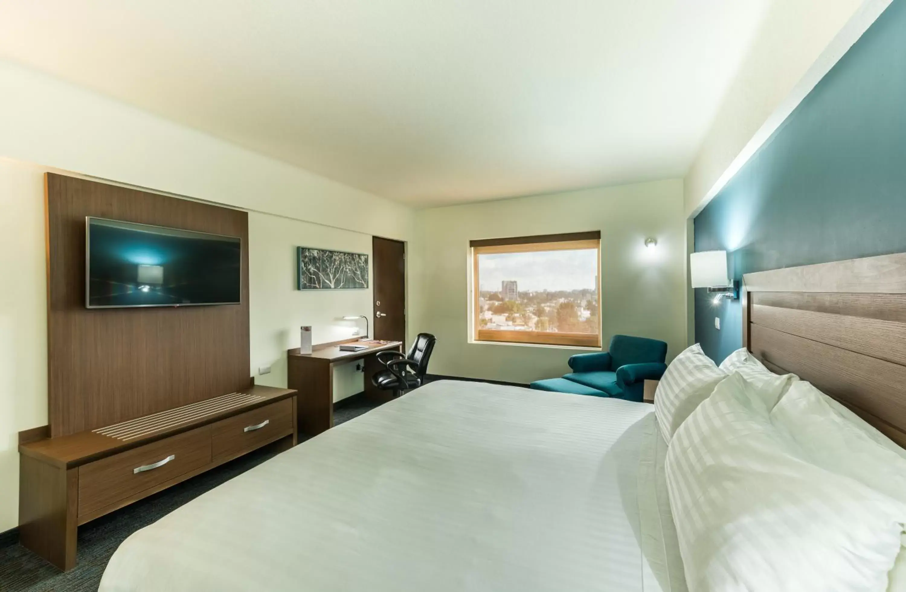 Standard King Room with City View - High Floor in Holiday Inn Guadalajara Expo Plaza del Sol by IHG Standard King Room with City View - High Floor in Holiday Inn Guadalajara Expo Plaza del Sol by IHG