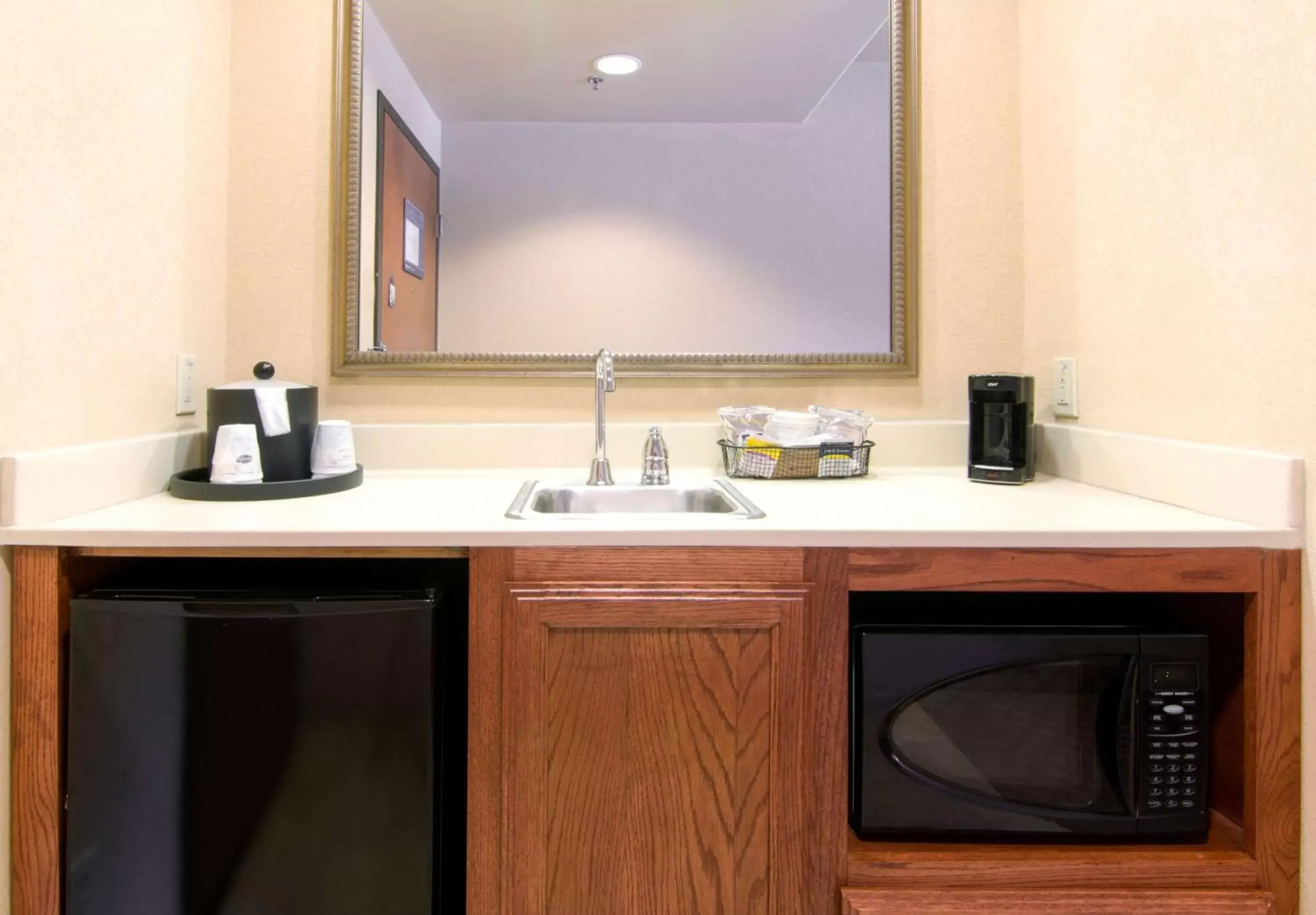 Kitchen or kitchenette, Bathroom in Hampton Inn and Suites-Brownsville