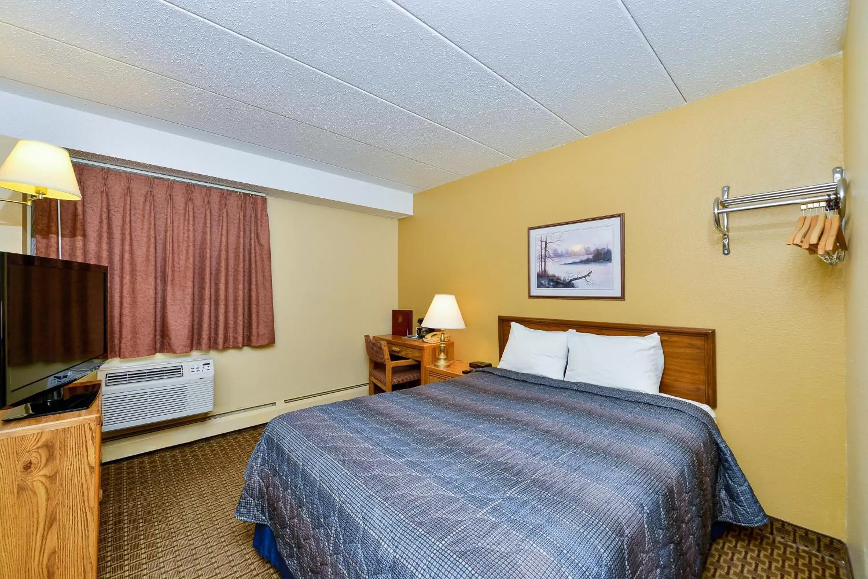 Queen Room - Non-Smoking in Super 8 by Wyndham Owatonna