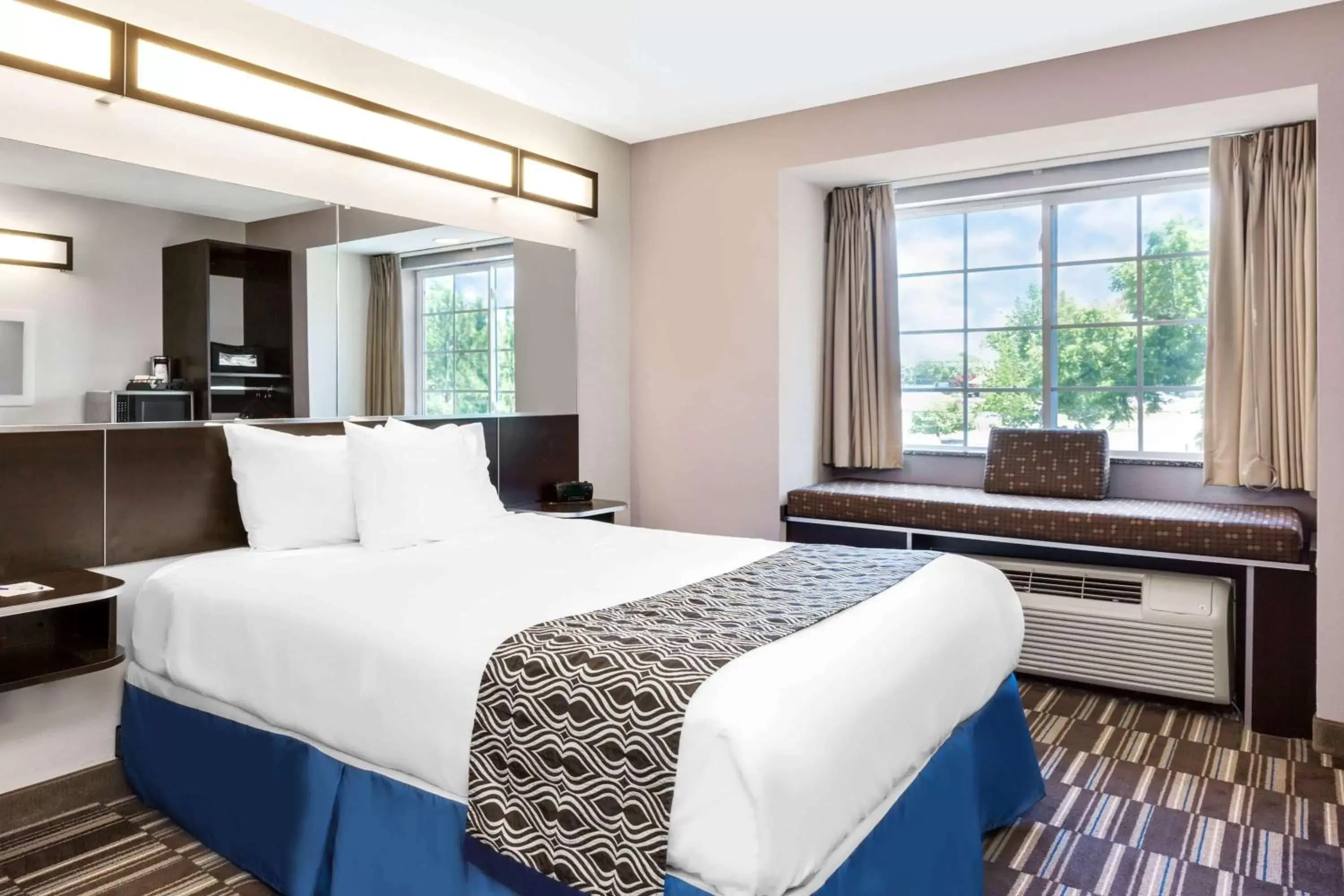 Photo of the whole room, Bed in Microtel Inn & Suites by Wyndham Tuscaloosa