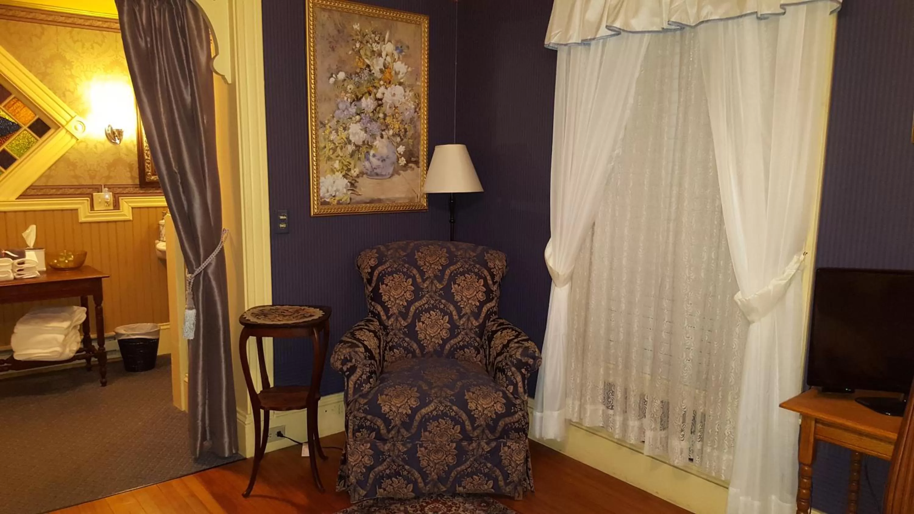 Seating area, Bed in Holidae House Bed & Breakfast