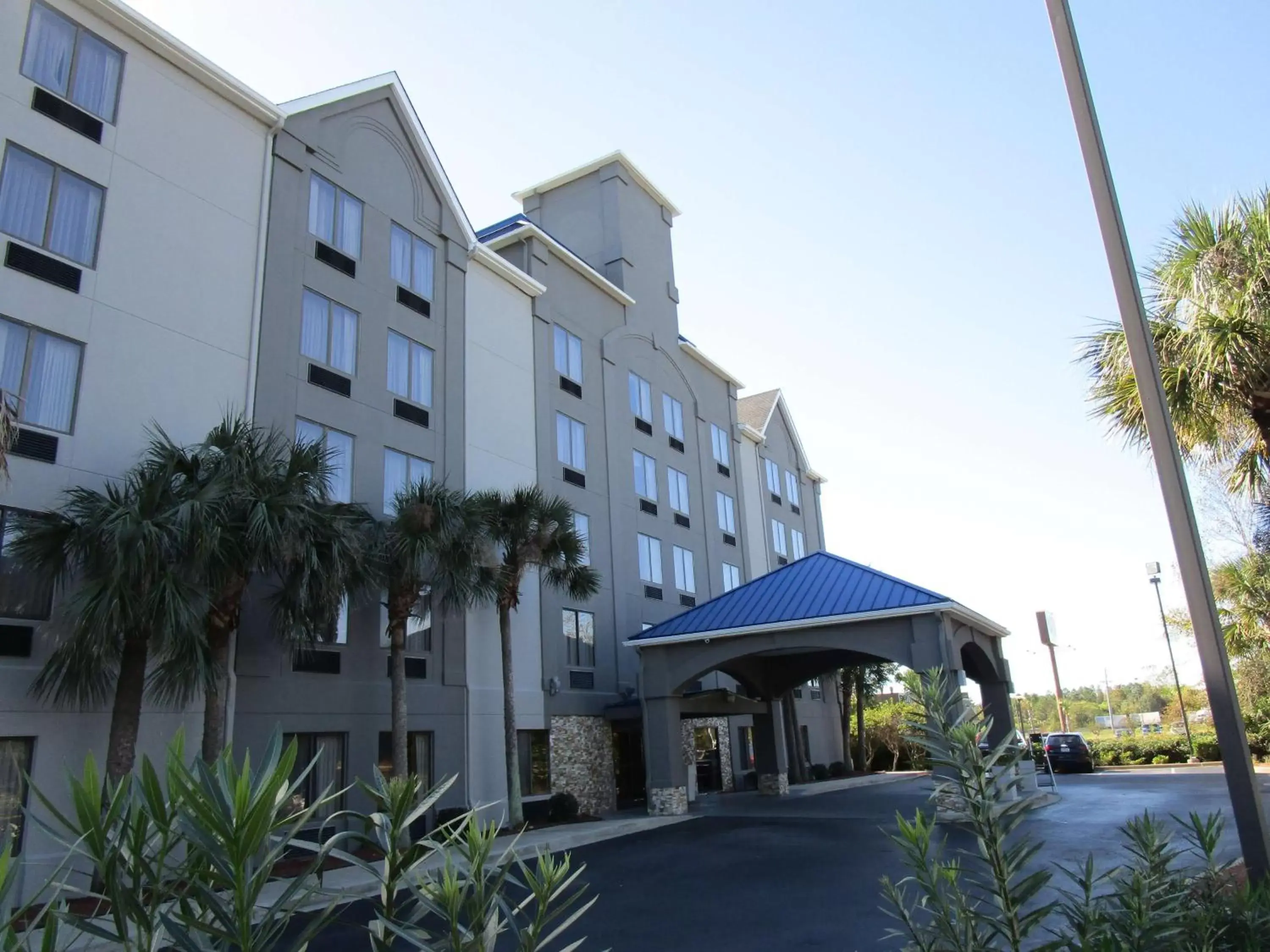 Property Building in Country Inn & Suites, Murrells Inlet, SC