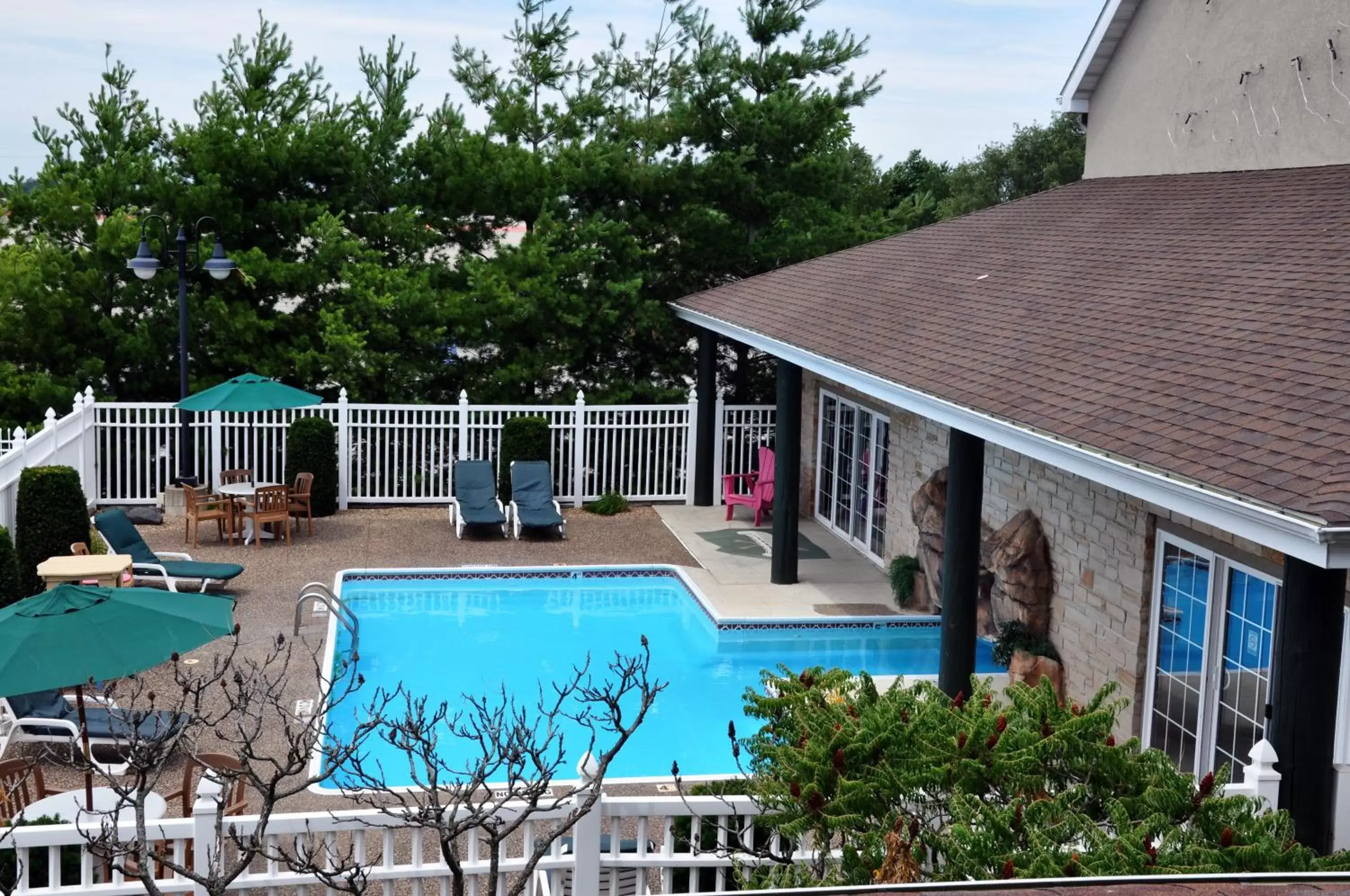 Swimming pool, Pool View in Stoney Creek Inn Quincy